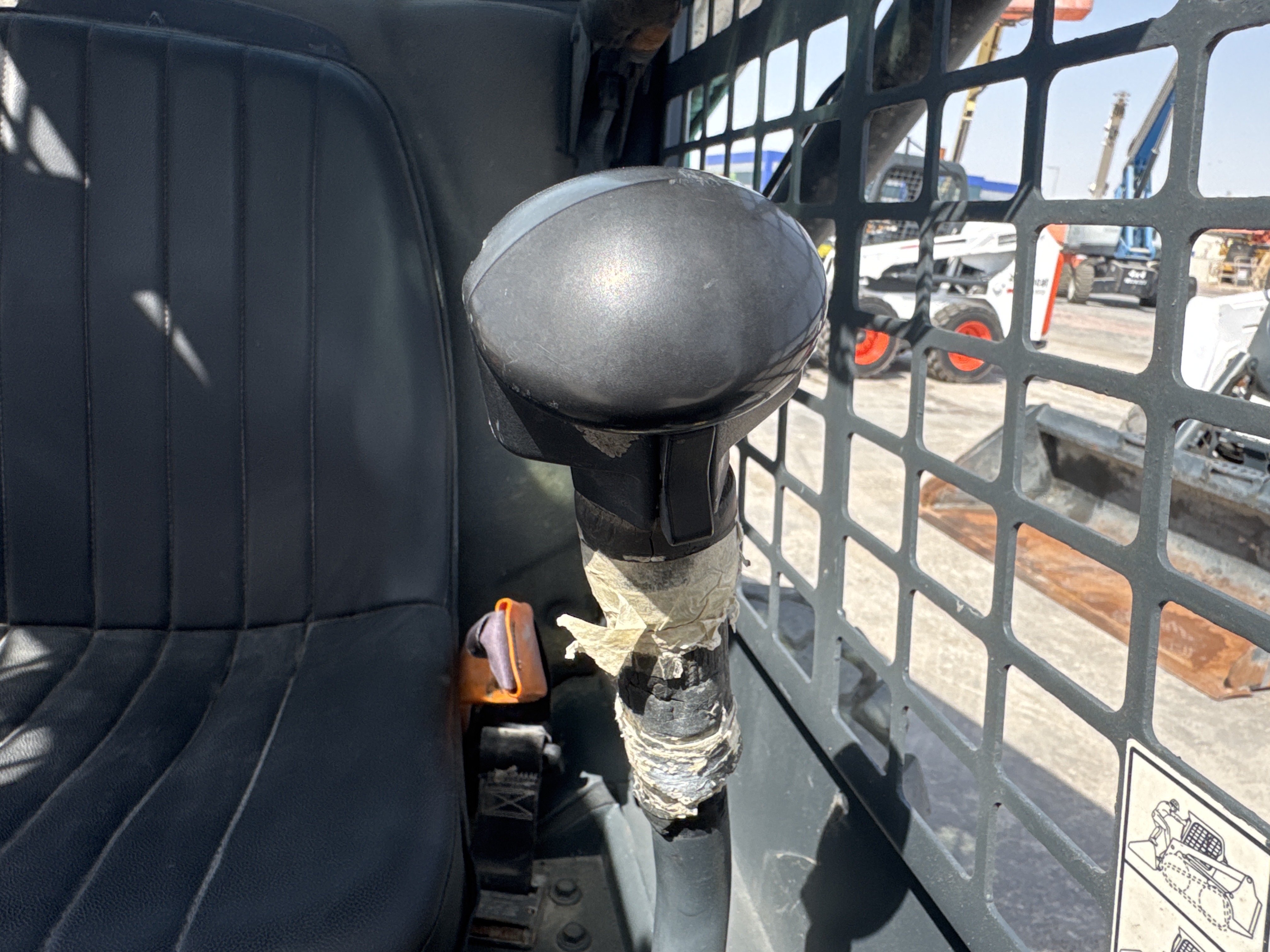 SSL-020-Bobcat-S510-Skid-steer-loaders-inspection-Cabin-Joysticks-1