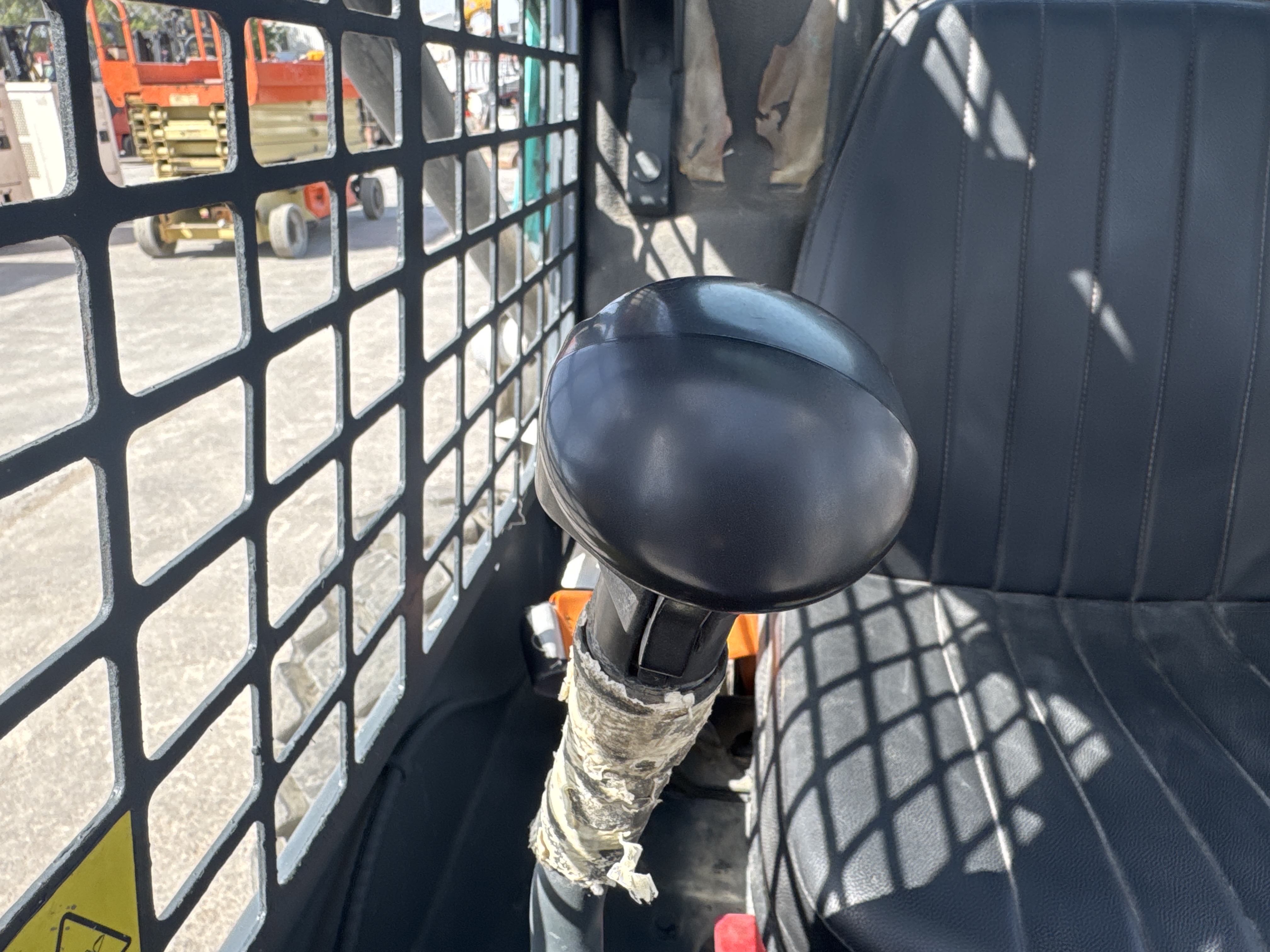 SSL-020-Bobcat-S510-Skid-steer-loaders-inspection-Cabin-Joysticks-1