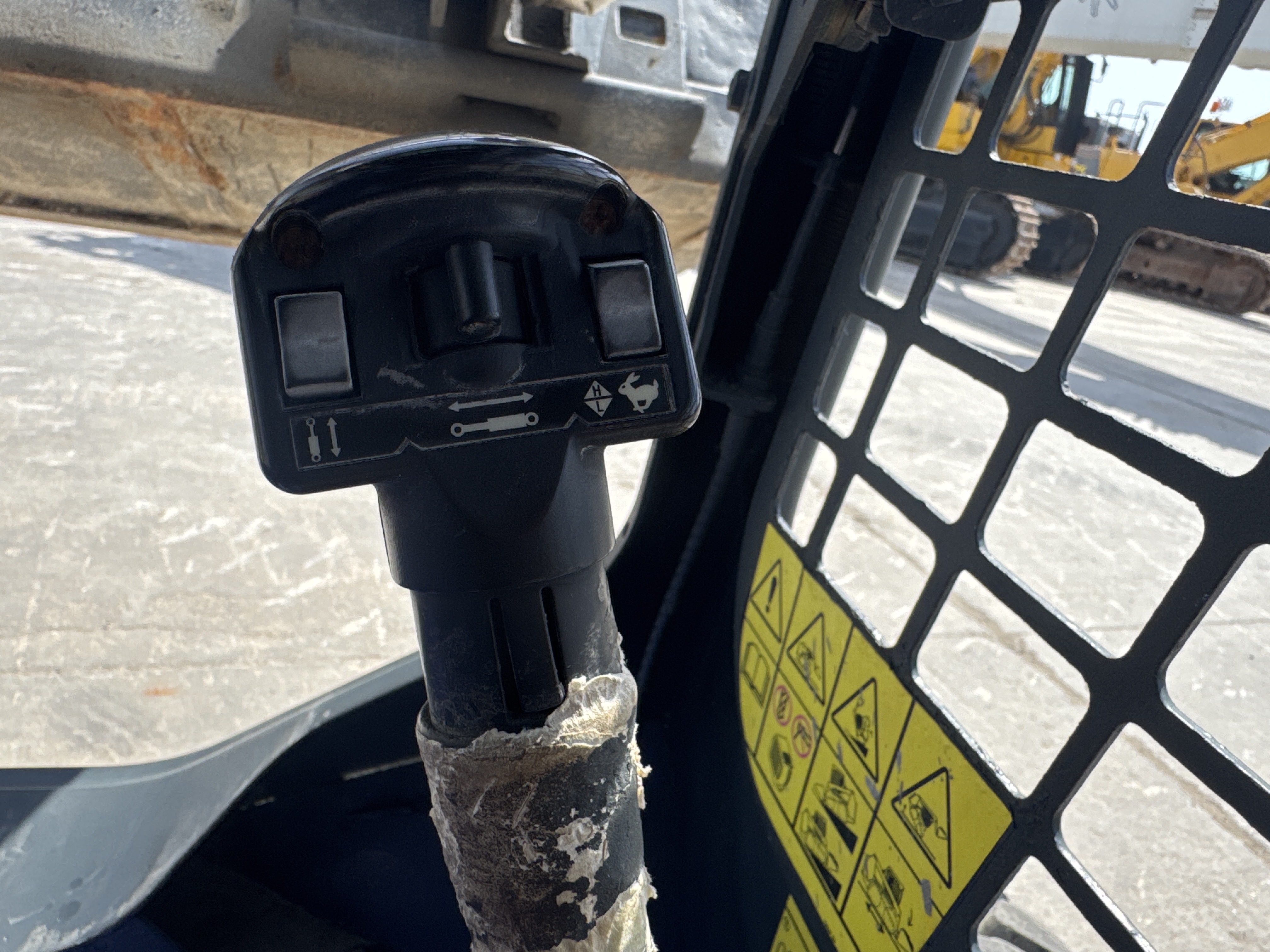 SSL-020-Bobcat-S510-Skid-steer-loaders-inspection-Cabin-Joysticks-1