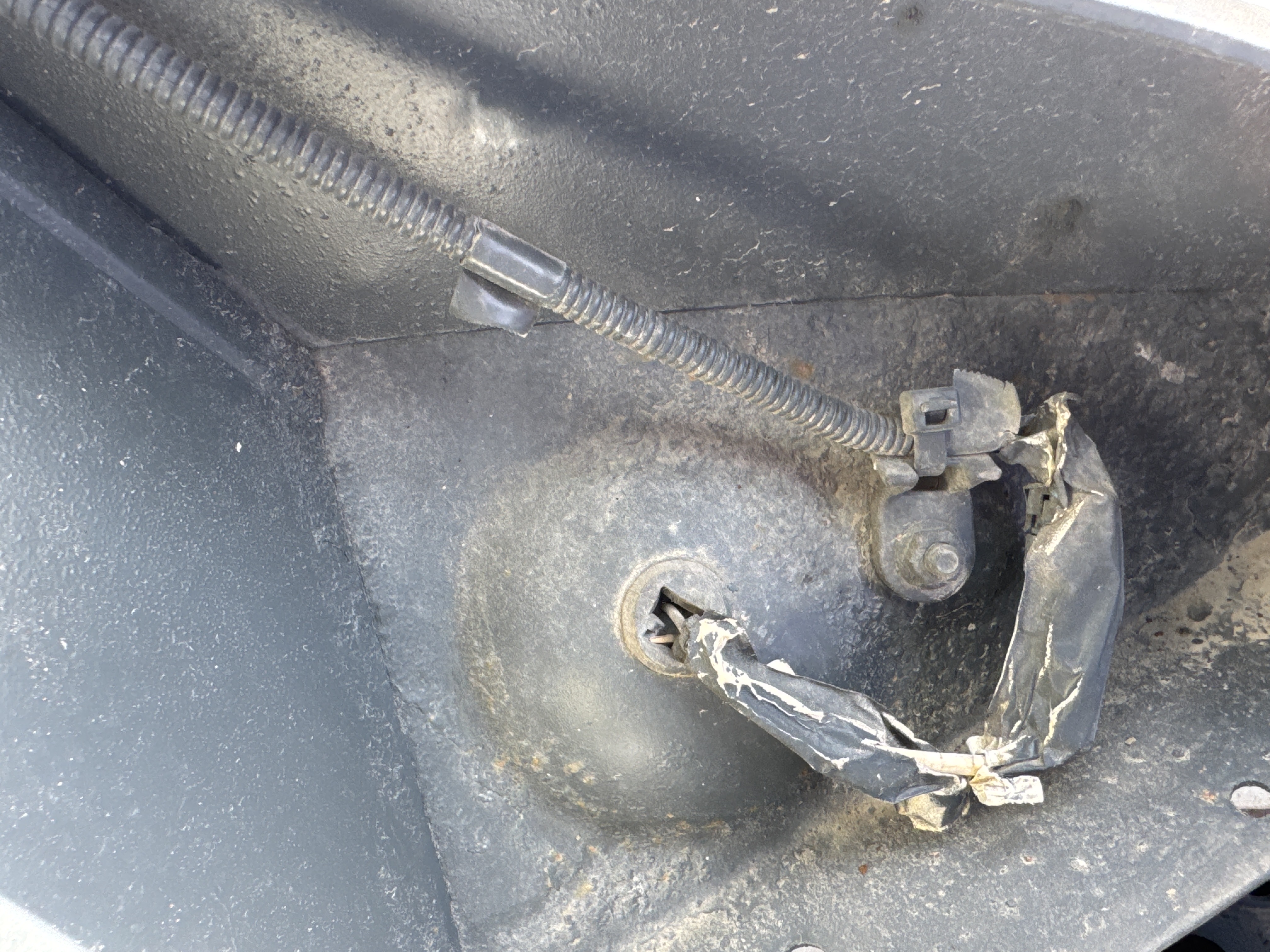 SSL-020-Bobcat-S510-Skid-steer-loaders-inspection-Electronics-Wires-1