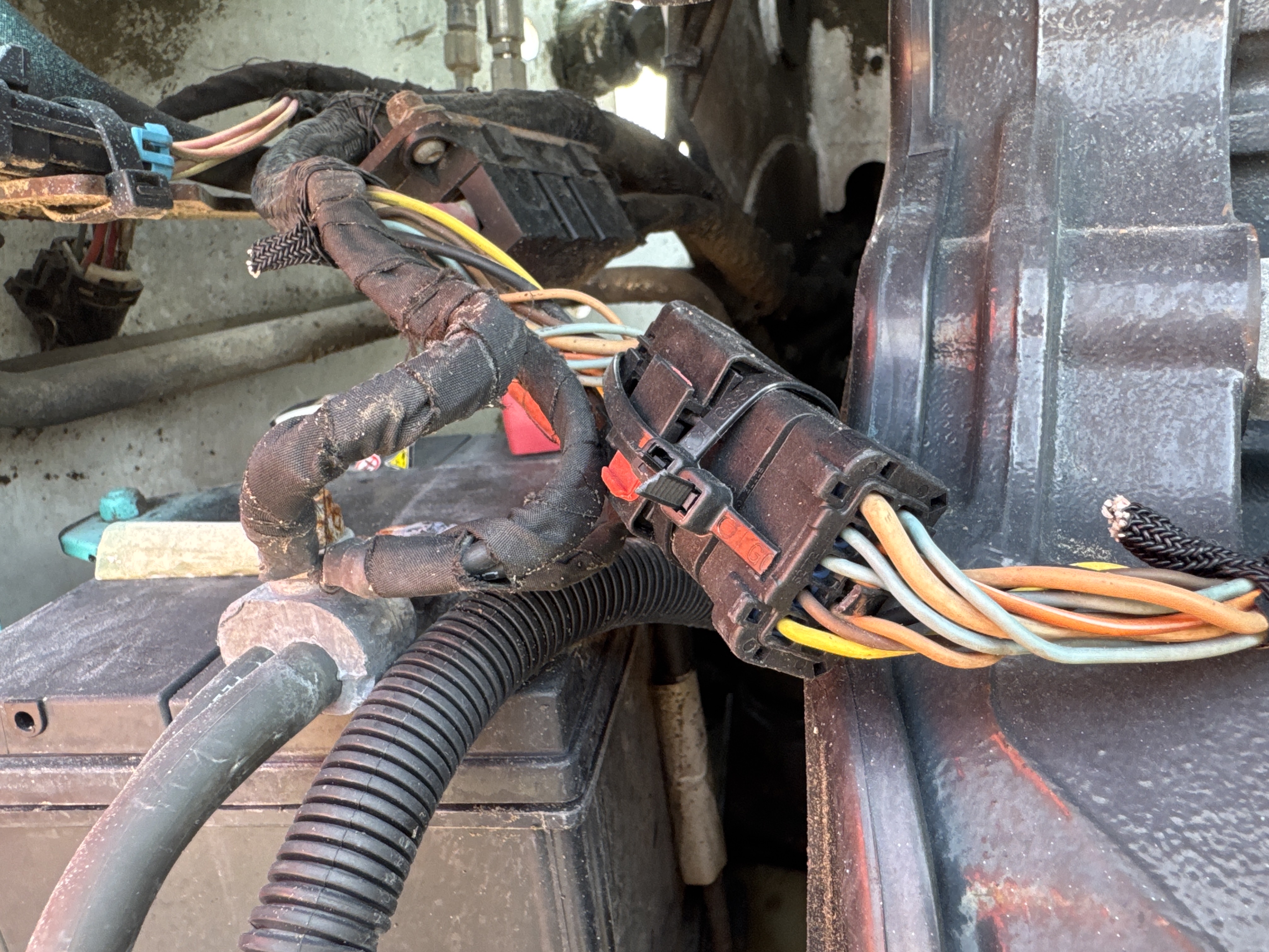 SSL-020-Bobcat-S510-Skid-steer-loaders-inspection-Electronics-Main-harness-1