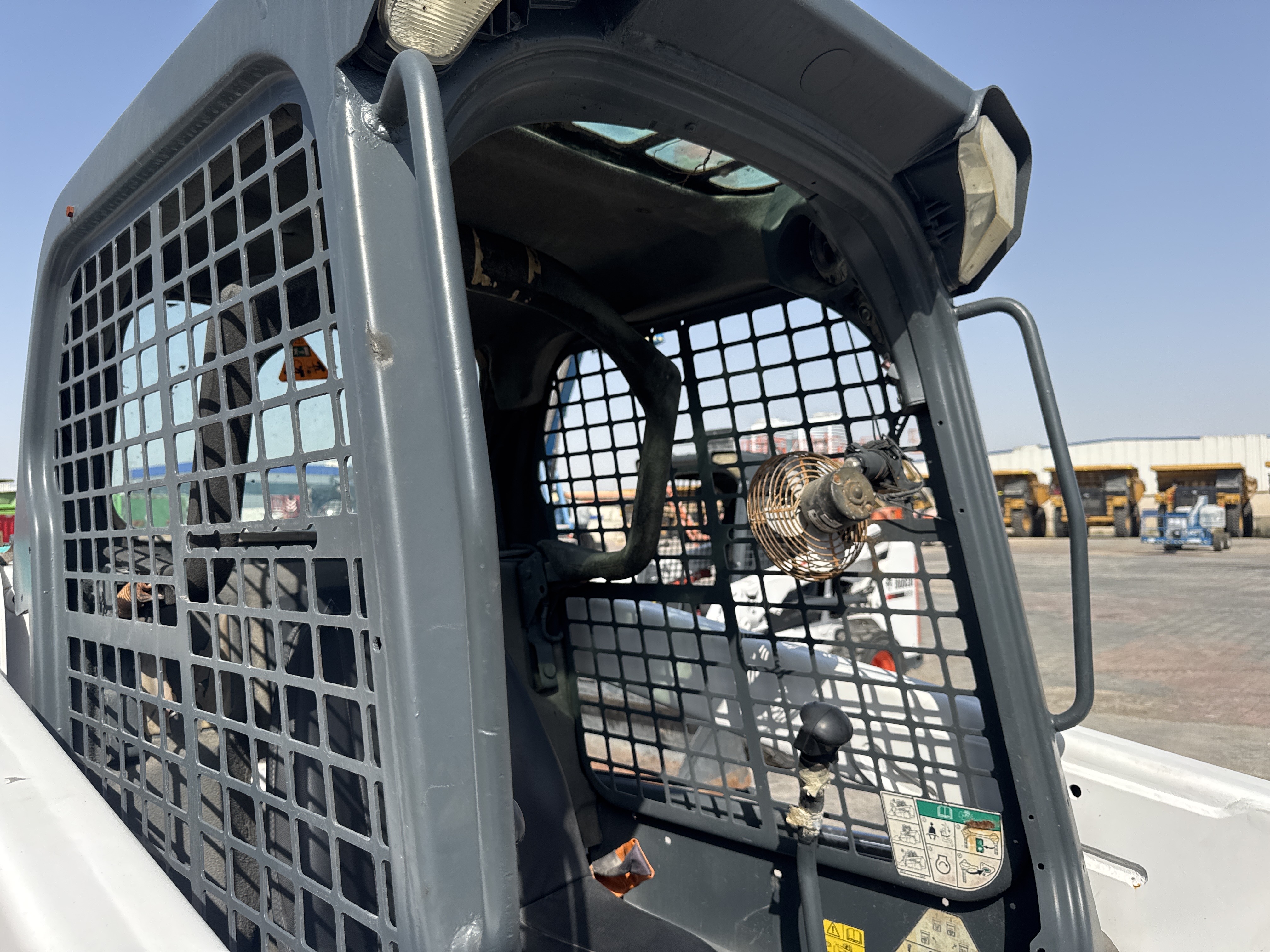 SSL-020-Bobcat-S510-Skid-steer-loaders-inspection-Structure-Handrails-1