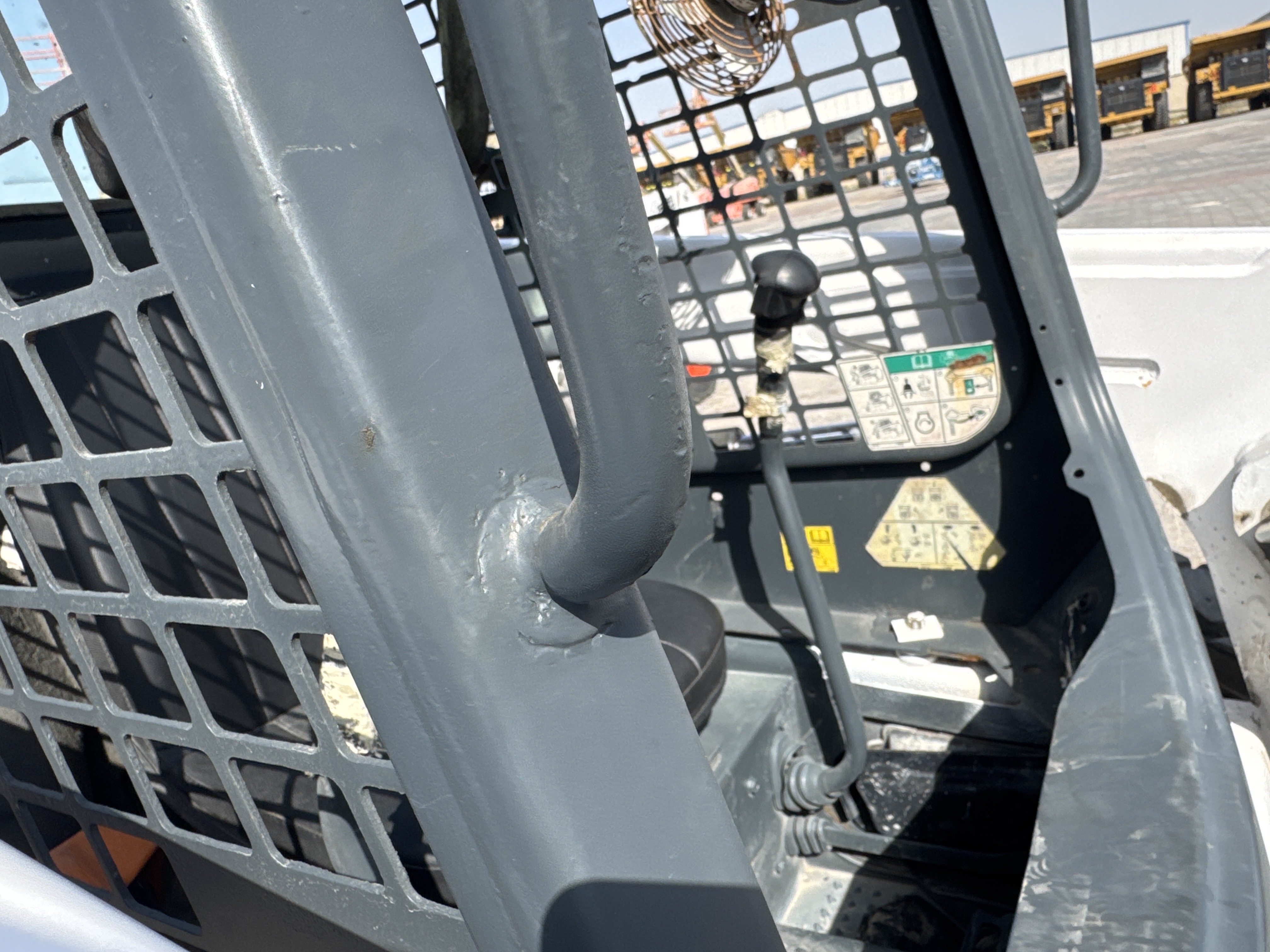 SSL-020-Bobcat-S510-Skid-steer-loaders-inspection-Structure-Handrails-1