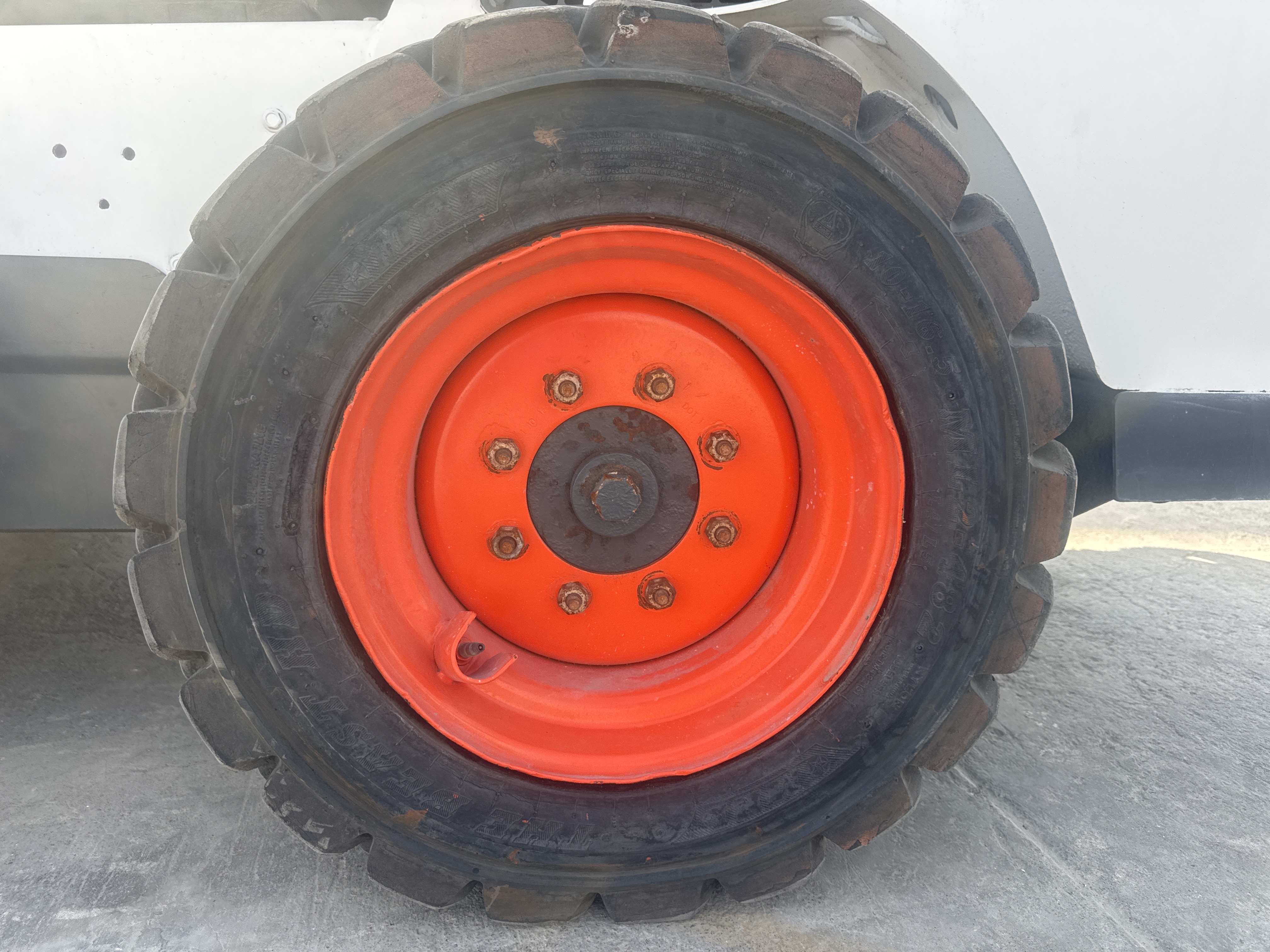 SSL-020-Bobcat-S510-Skid-steer-loaders-inspection-Chassis-Left-rear-tire-/-wheel-hub---condition-1