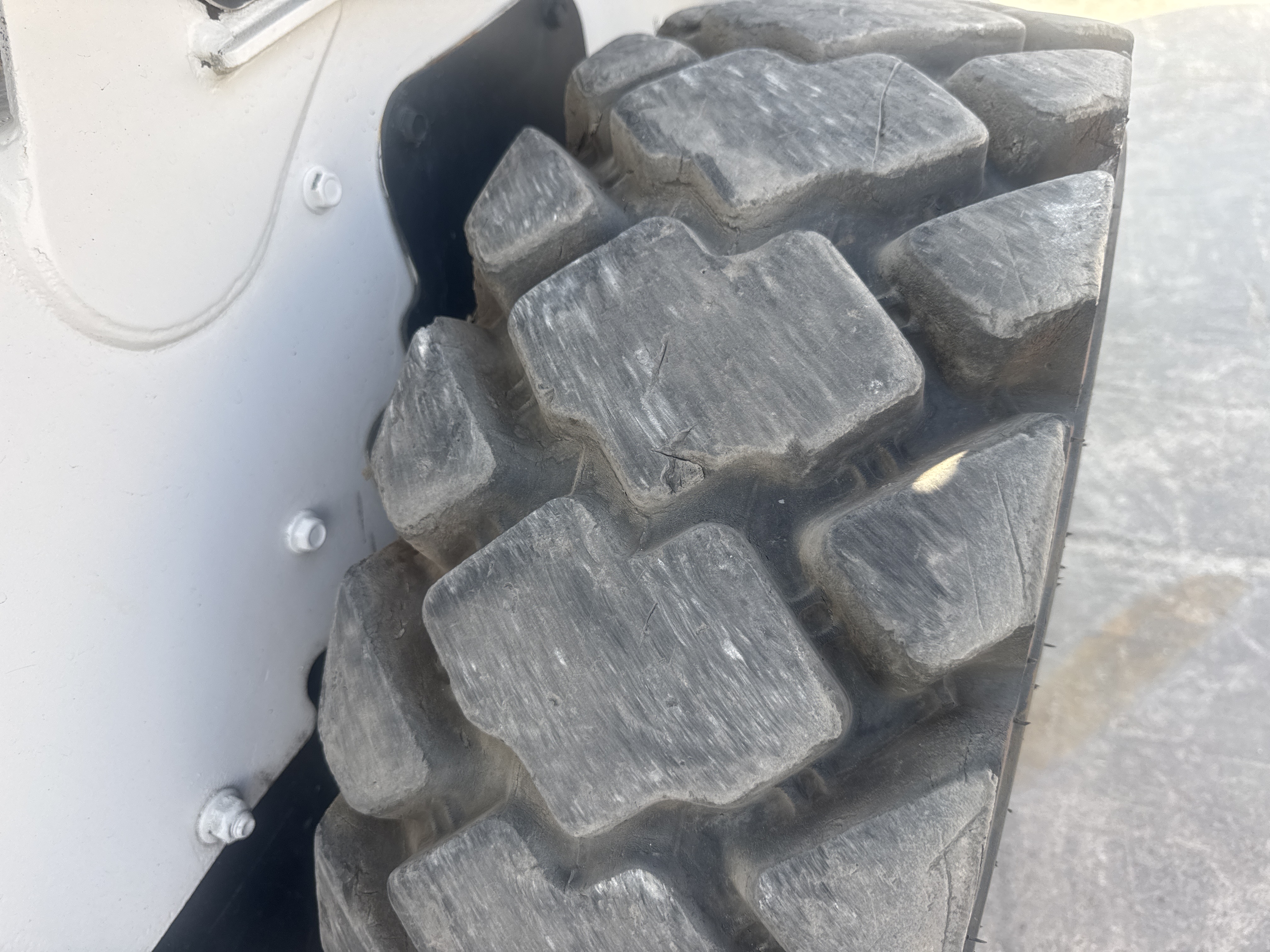 SSL-020-Bobcat-S510-Skid-steer-loaders-inspection-Chassis-Left-rear-tire-/-wheel-hub---condition-1