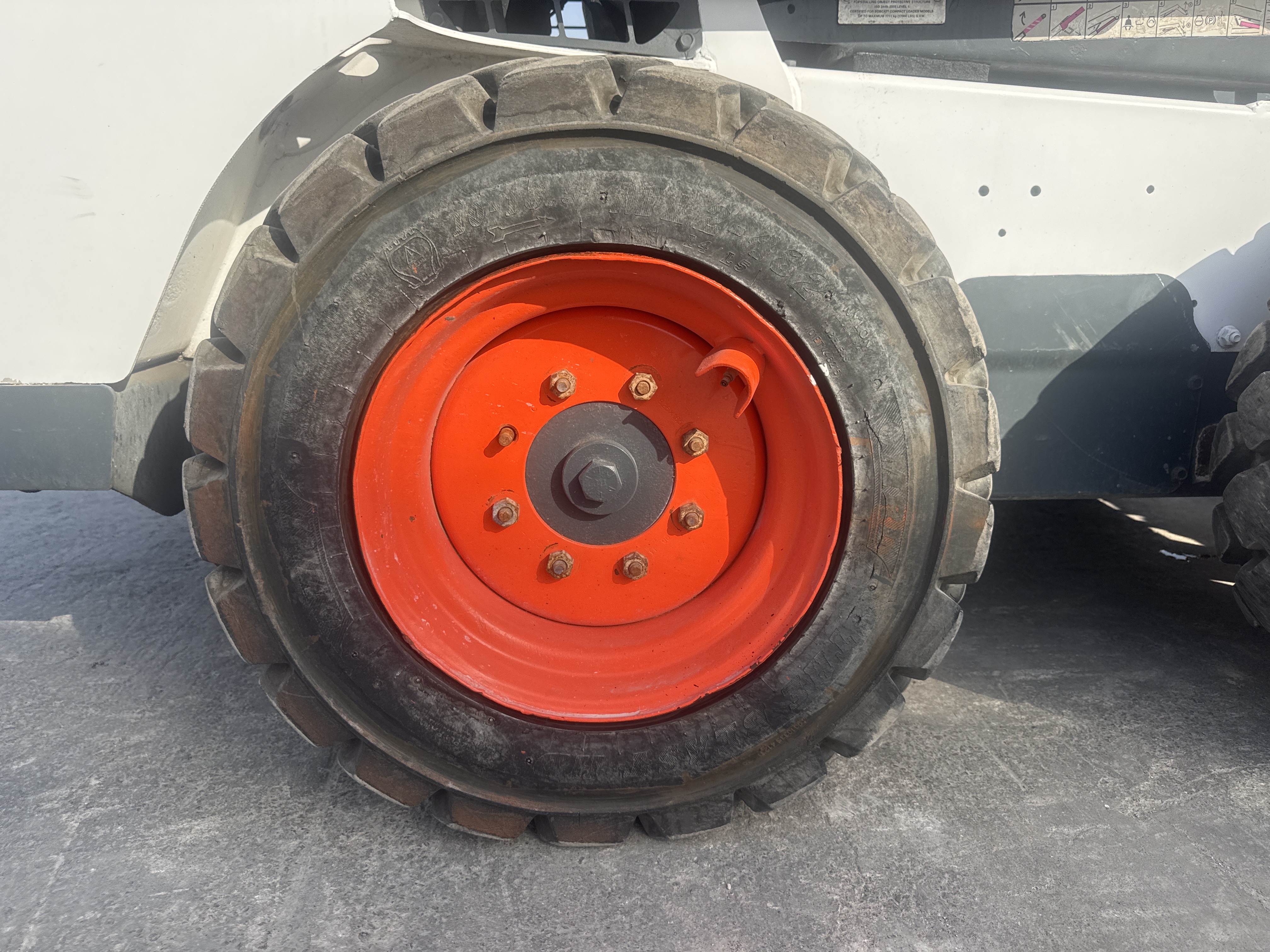 SSL-020-Bobcat-S510-Skid-steer-loaders-inspection-Chassis-Right-rear-tire-/-wheel-hub---condition-1
