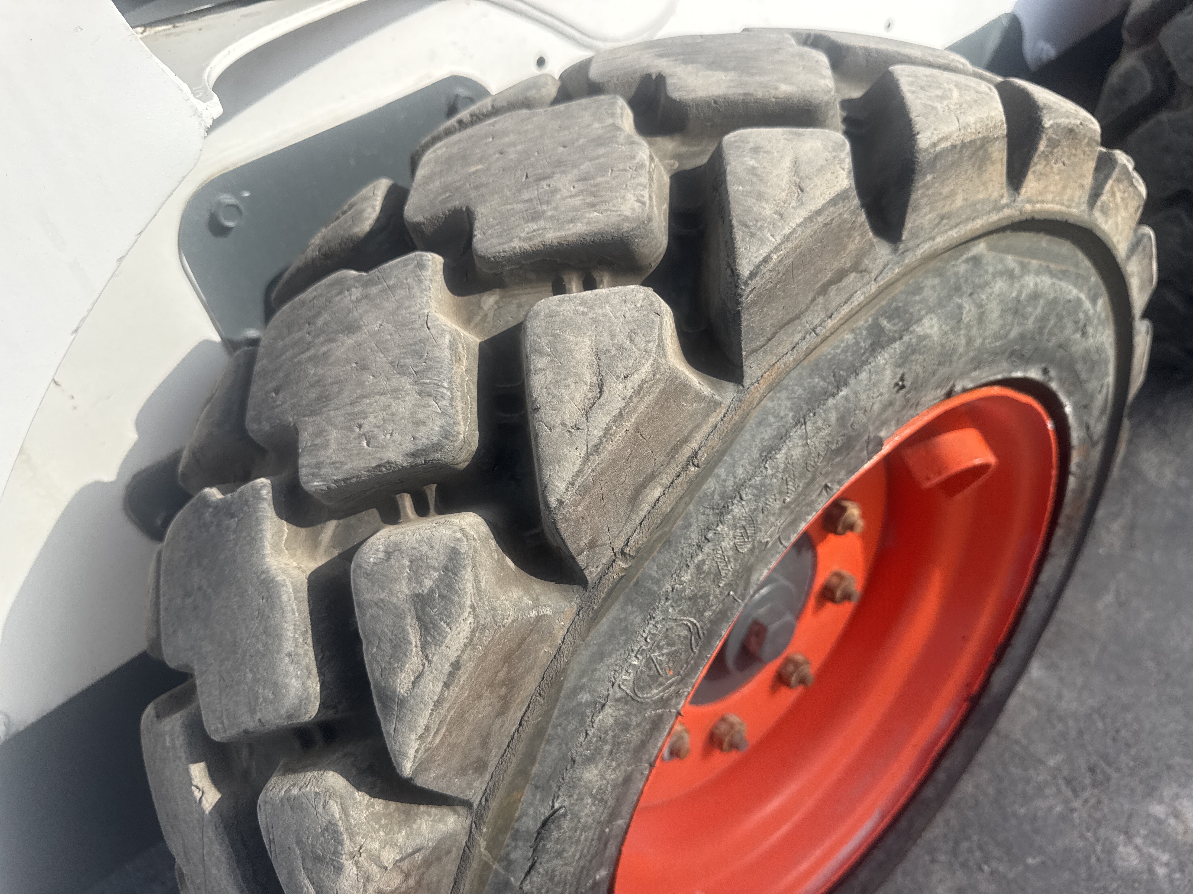 SSL-020-Bobcat-S510-Skid-steer-loaders-inspection-Chassis-Right-rear-tire-/-wheel-hub---condition-1
