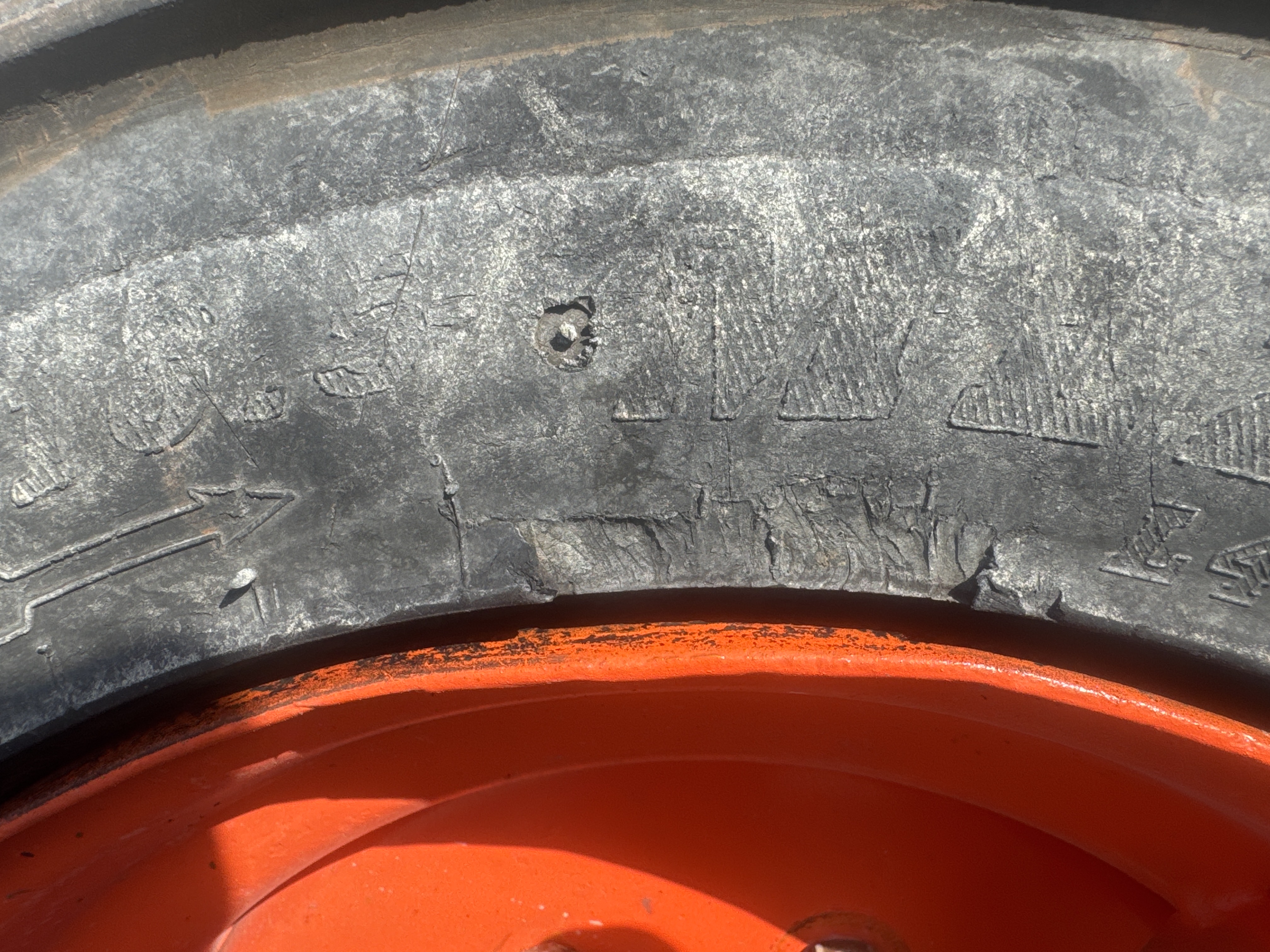 SSL-020-Bobcat-S510-Skid-steer-loaders-inspection-Chassis-Right-rear-tire-/-wheel-hub---condition-1