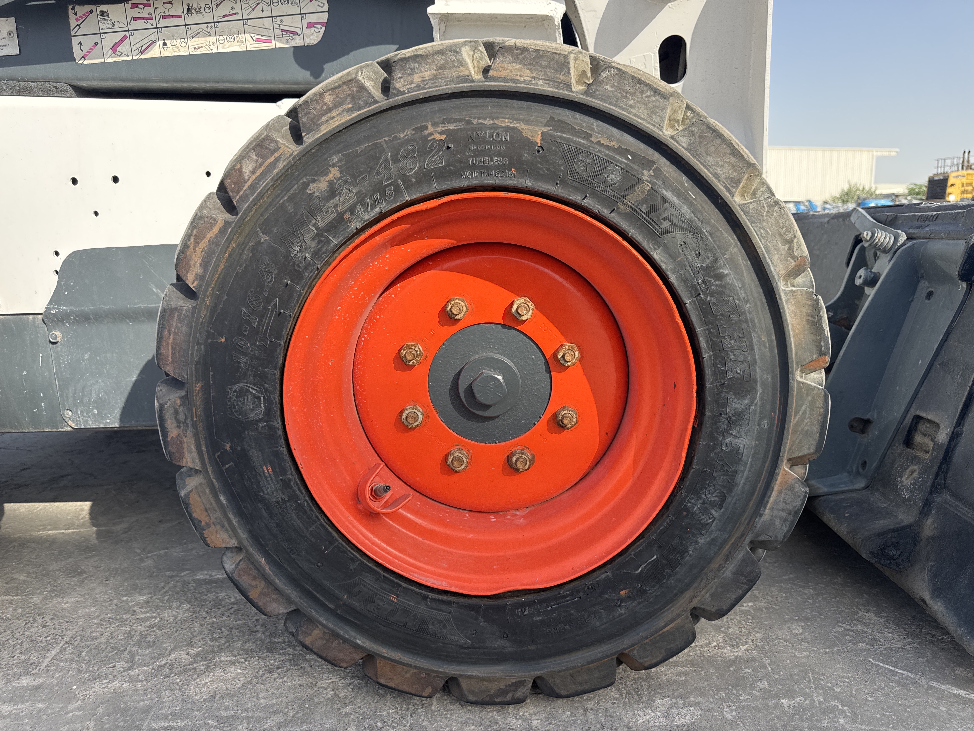 SSL-020-Bobcat-S510-Skid-steer-loaders-inspection-Chassis-Right-front-tire-/-wheel-hub---condition-1