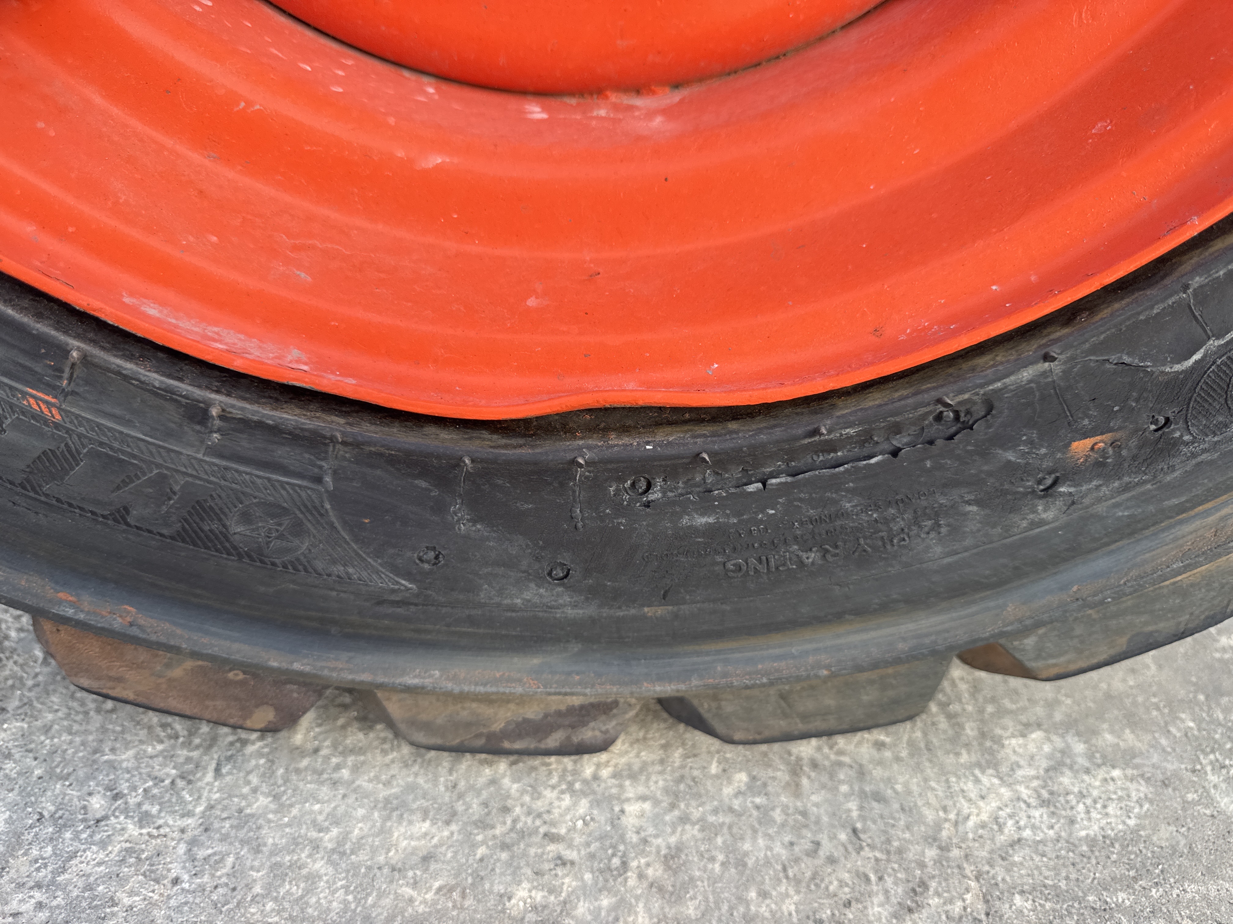 SSL-020-Bobcat-S510-Skid-steer-loaders-inspection-Chassis-Right-front-tire-/-wheel-hub---condition-1