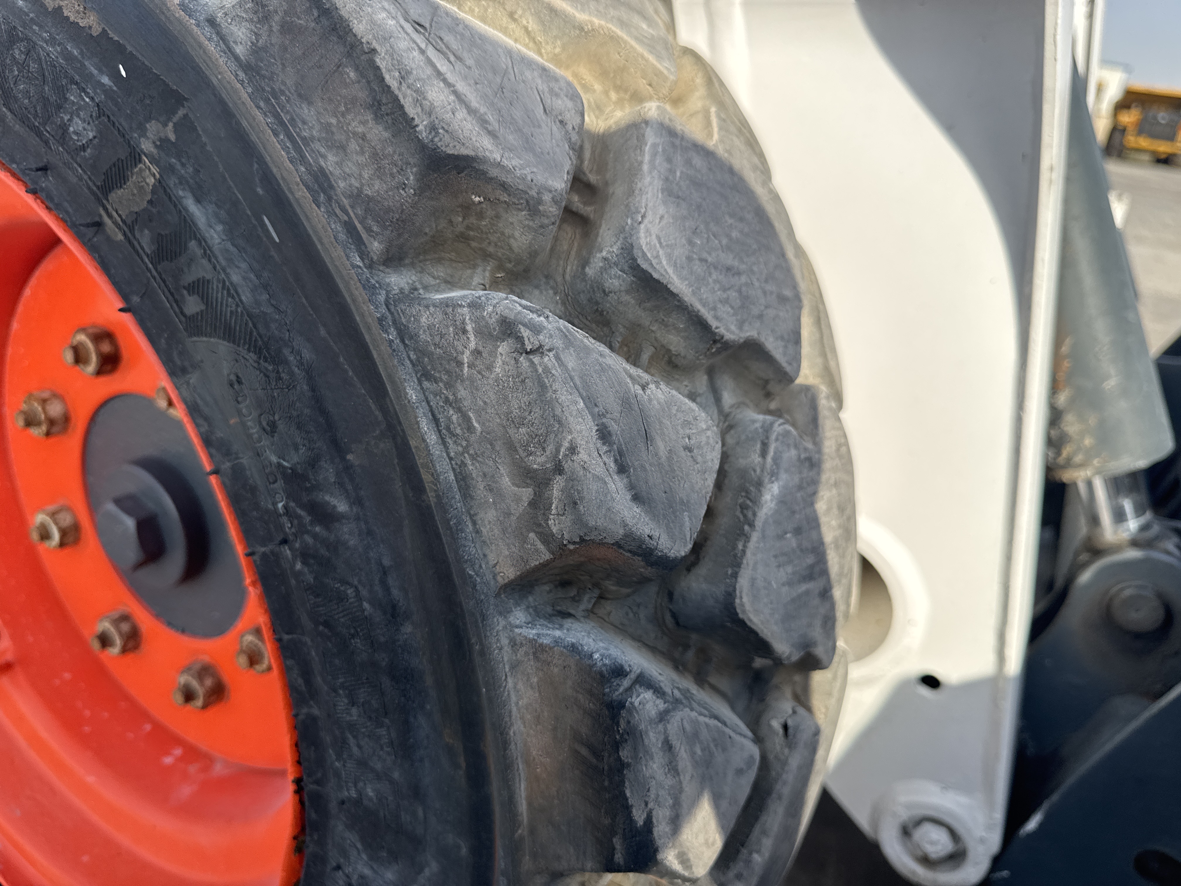 SSL-020-Bobcat-S510-Skid-steer-loaders-inspection-Chassis-Right-front-tire-/-wheel-hub---condition-1