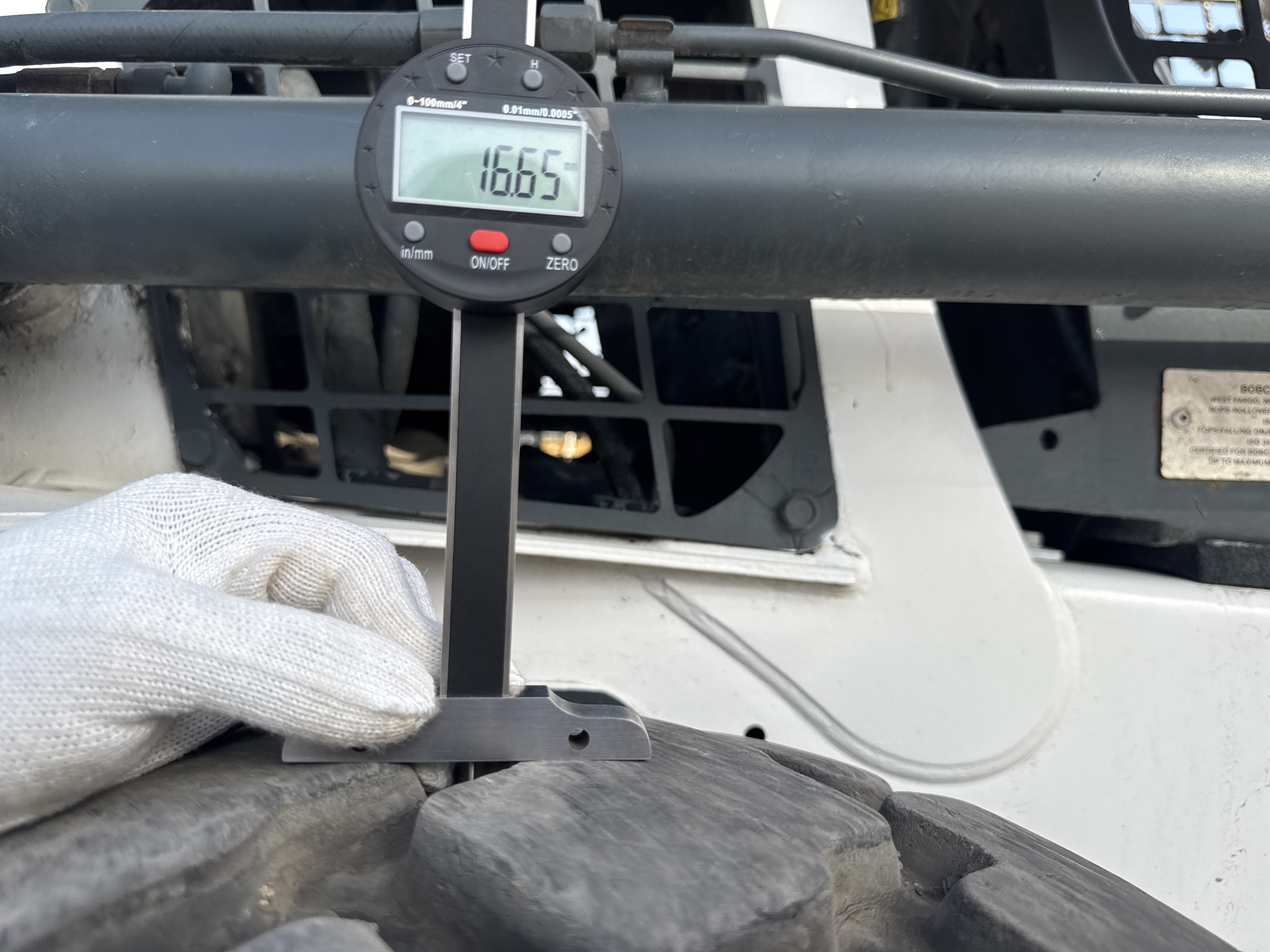 SSL-020-Bobcat-S510-Skid-steer-loaders-inspection-Chassis-Right-rear-tire---tread-depth-1