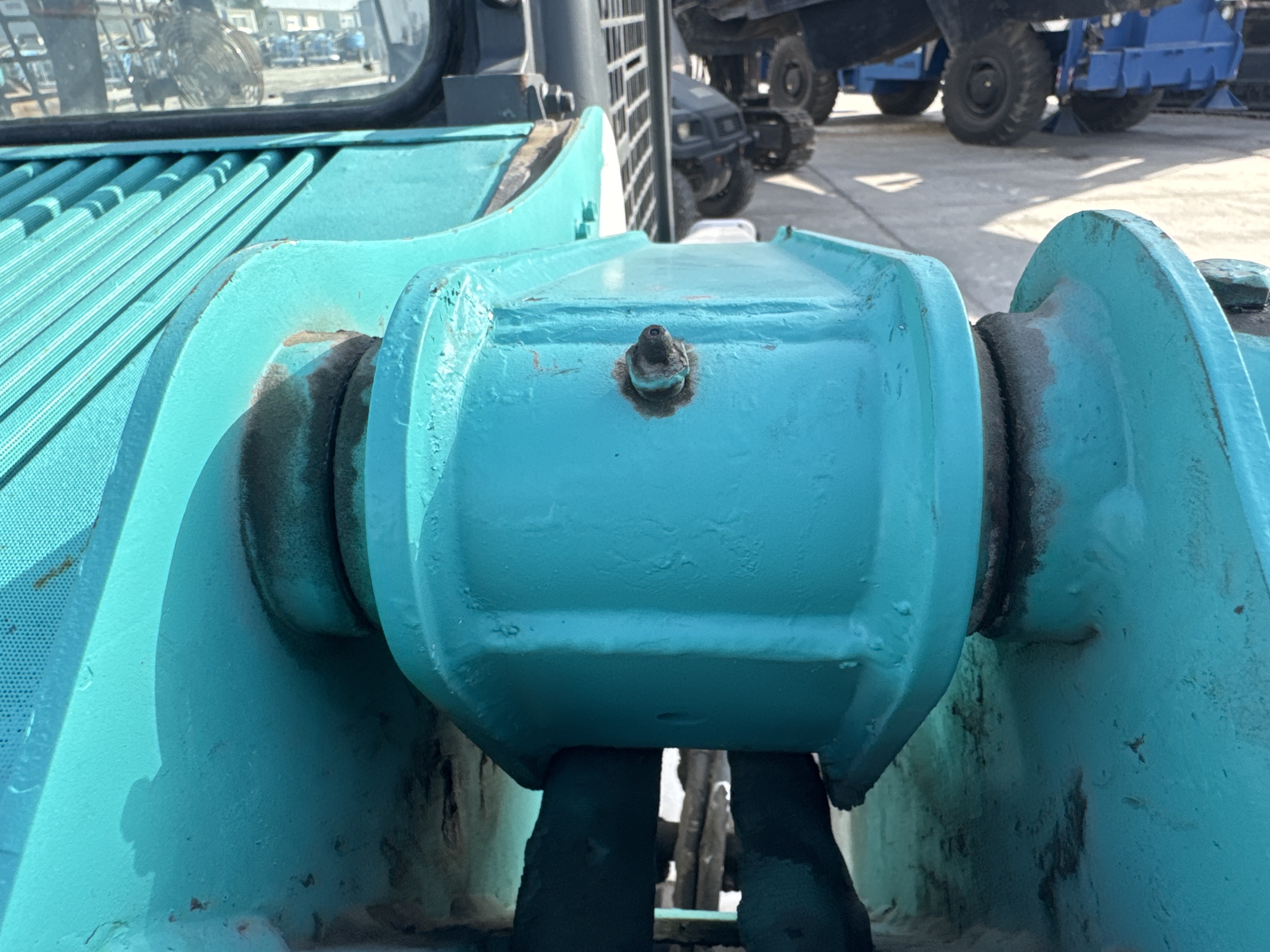 SSL-020-Bobcat-S510-Skid-steer-loaders-inspection-Chassis-Lift-arm-base-pin-and-bushings-1