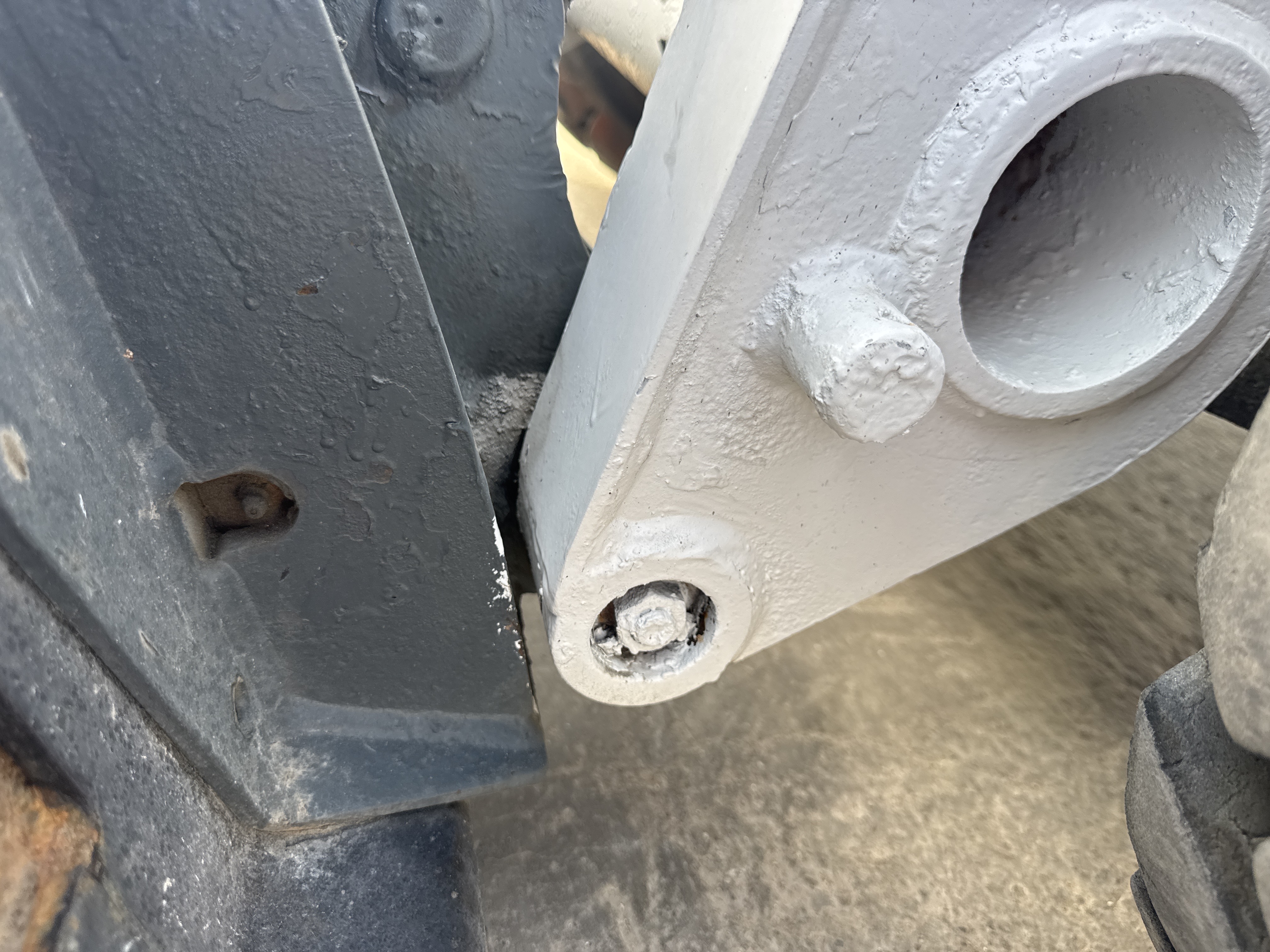 SSL-020-Bobcat-S510-Skid-steer-loaders-inspection-Chassis-Pins-and-bushings-lift-arm-to-bucket-1