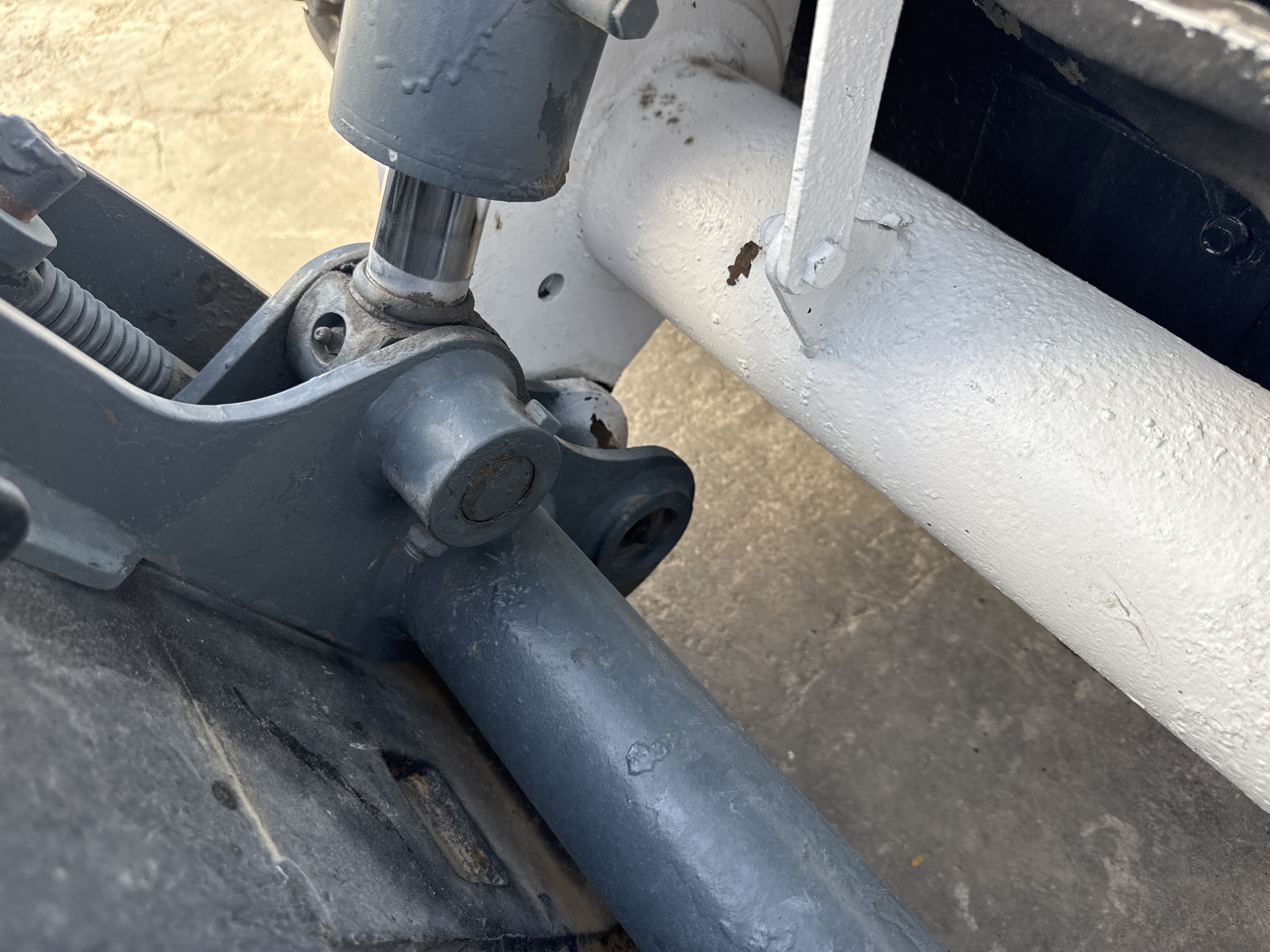 SSL-020-Bobcat-S510-Skid-steer-loaders-inspection-Chassis-Pins-and-bushings-lift-arm-to-bucket-1