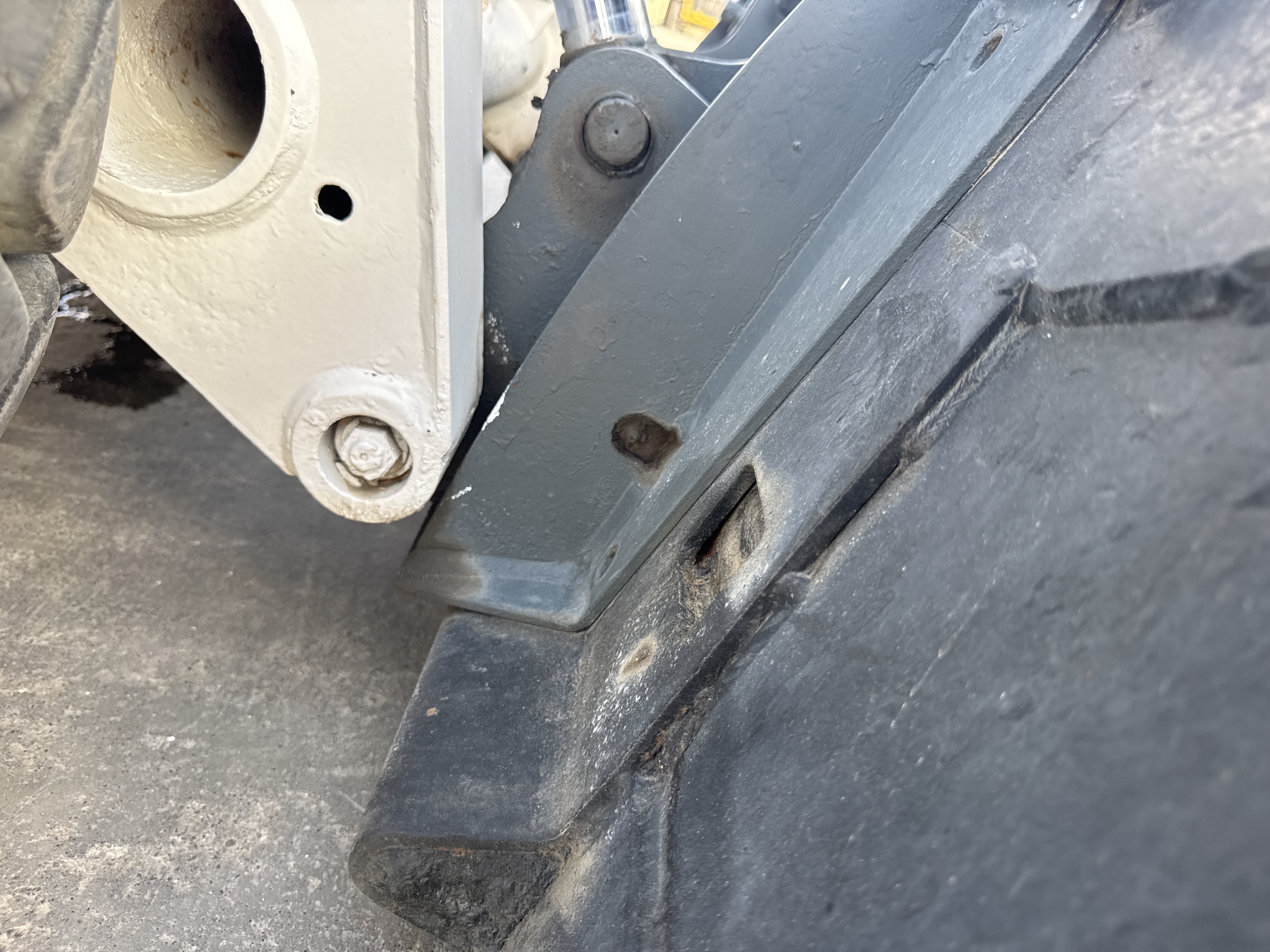 SSL-020-Bobcat-S510-Skid-steer-loaders-inspection-Chassis-Pins-and-bushings-lift-arm-to-bucket-1