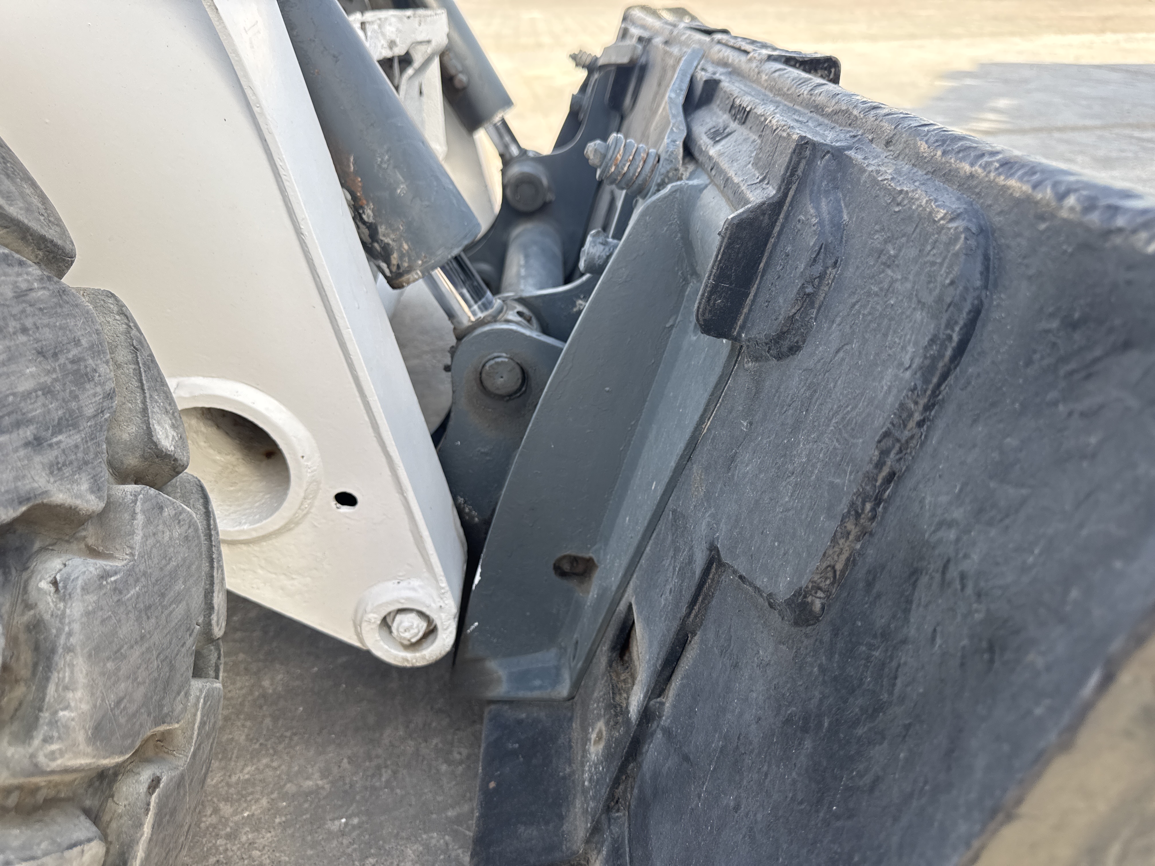 SSL-020-Bobcat-S510-Skid-steer-loaders-inspection-Chassis-Pins-and-bushings-lift-arm-to-bucket-1