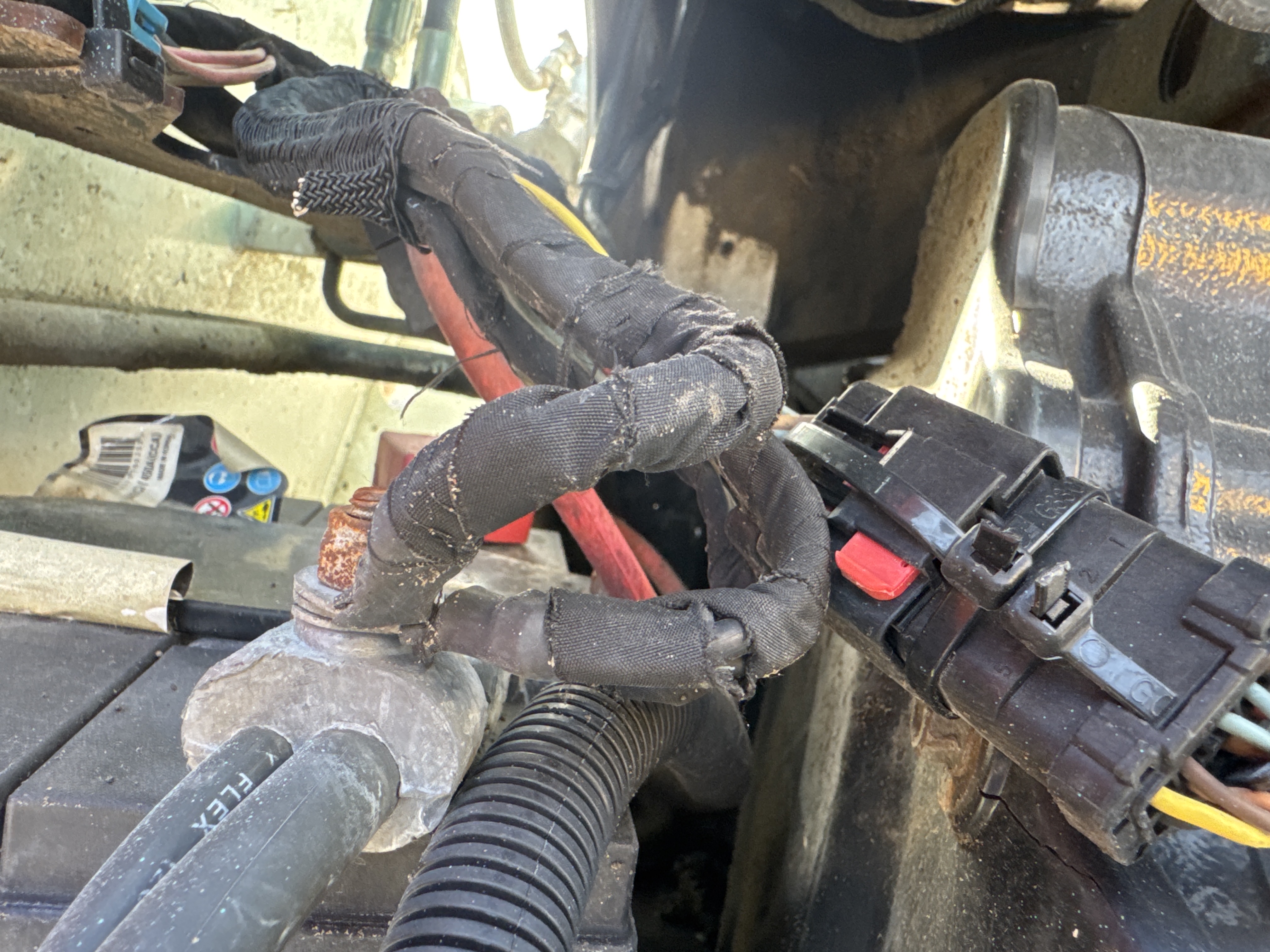 SSL-020-Bobcat-S510-Skid-steer-loaders-inspection-Hydraulics-Wiring-harness-1