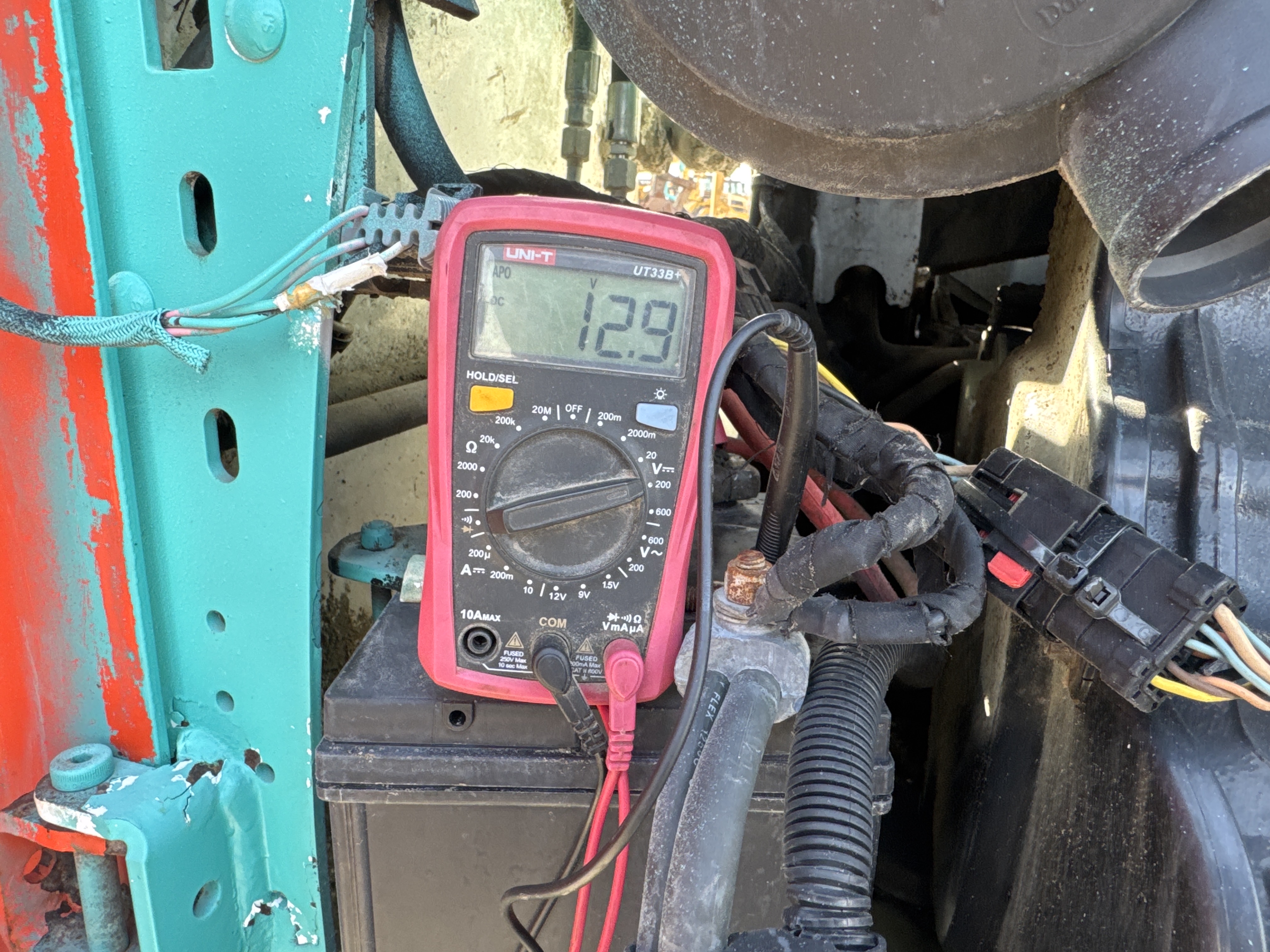 SSL-020-Bobcat-S510-Skid-steer-loaders-inspection-Electronics-Battery-1