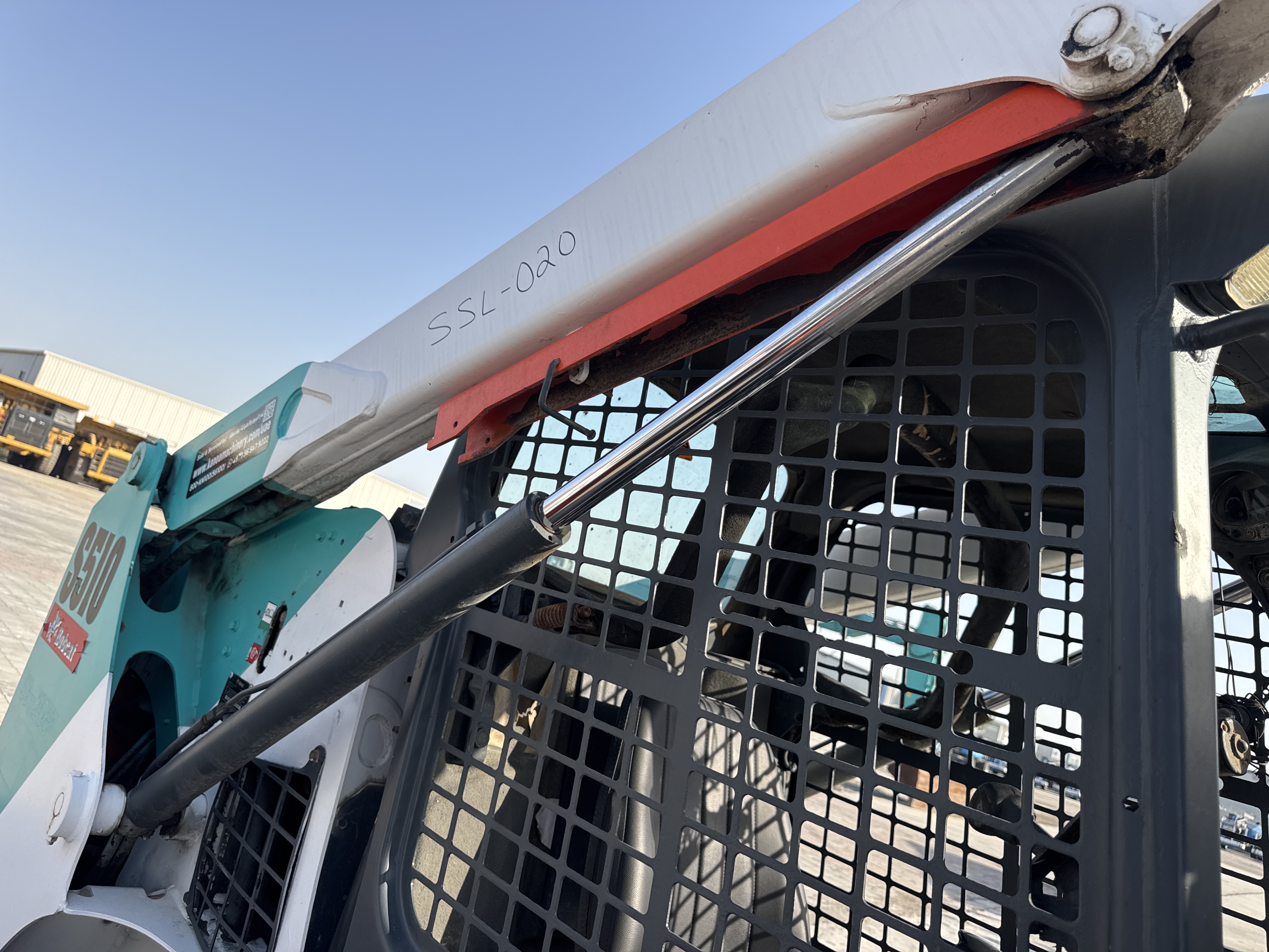 SSL-020-Bobcat-S510-Skid-steer-loaders-inspection-Hydraulics-Loader-lift-cylinder-1
