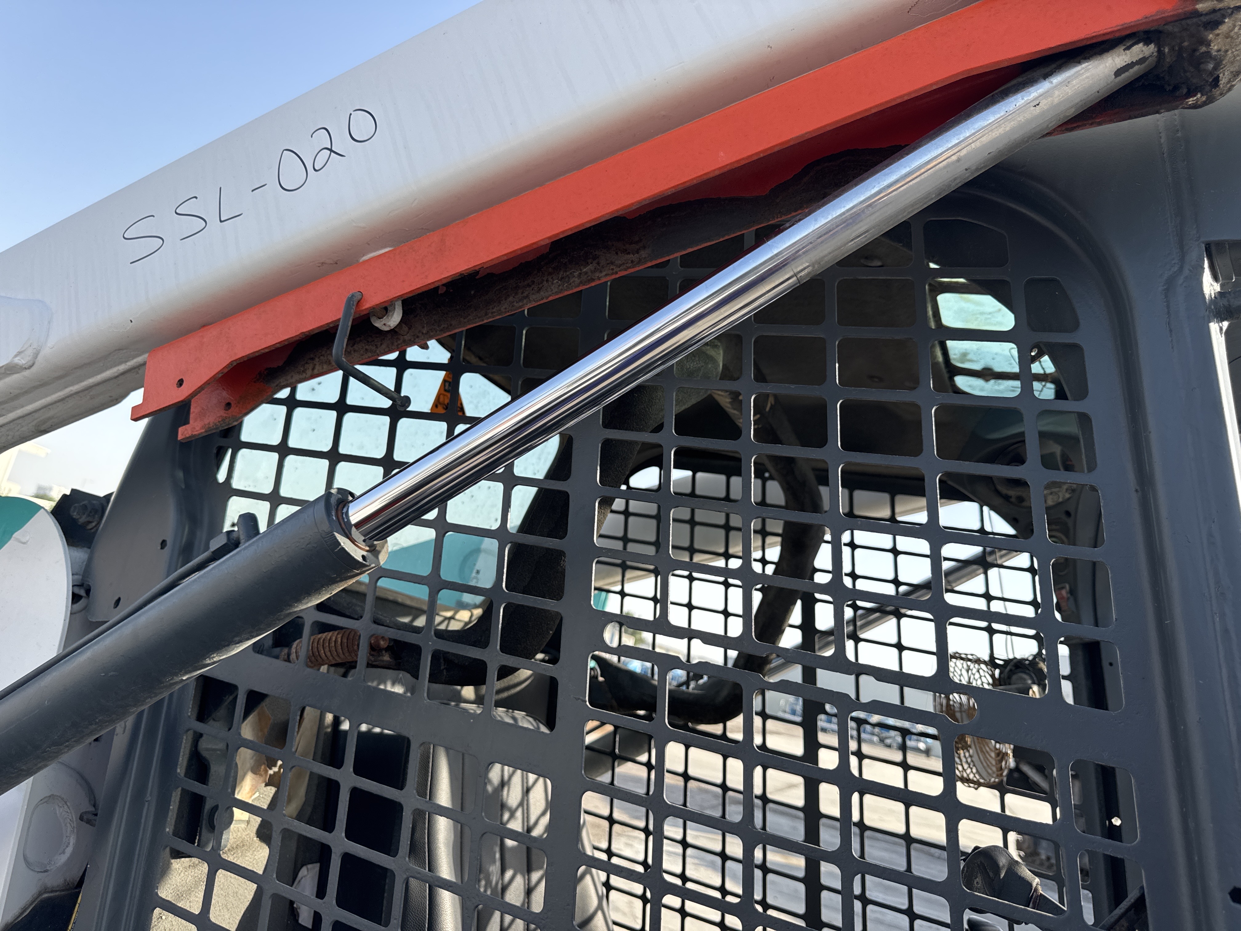 SSL-020-Bobcat-S510-Skid-steer-loaders-inspection-Hydraulics-Loader-lift-cylinder-1