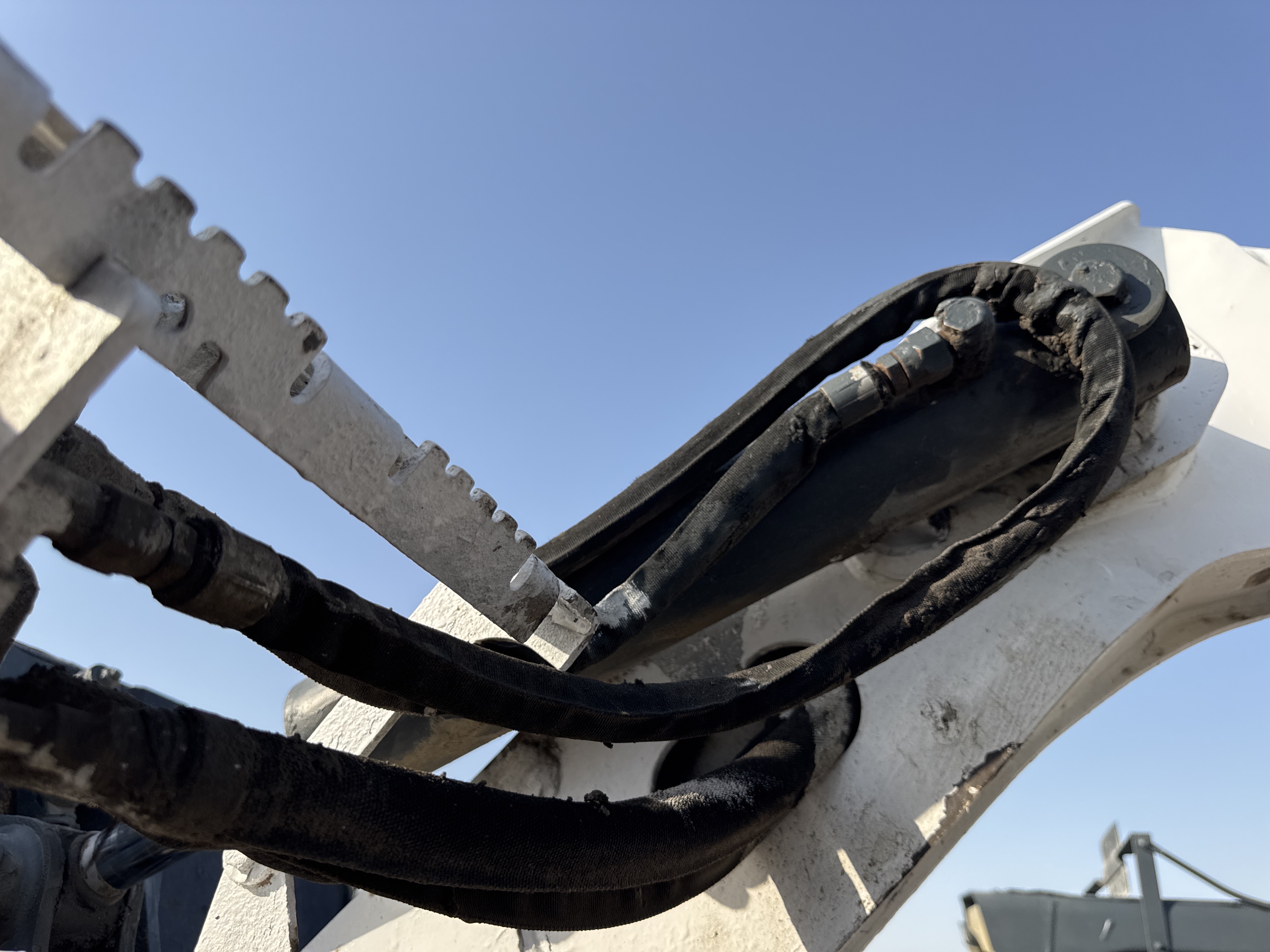 SSL-020-Bobcat-S510-Skid-steer-loaders-inspection-Hydraulics-Bucket-tilt-cylinders-1