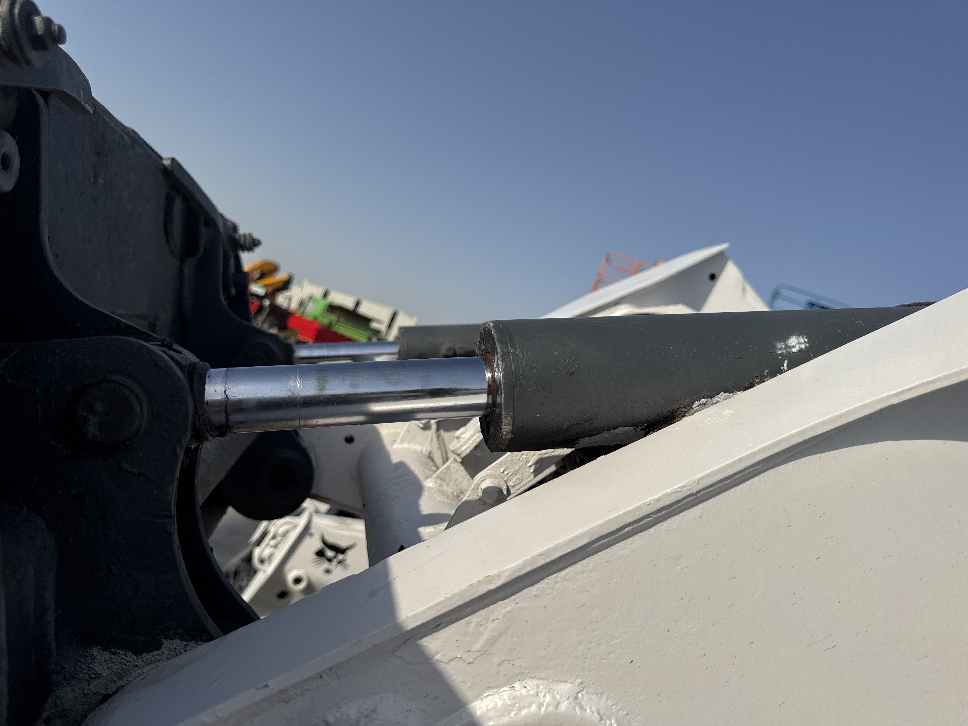 SSL-020-Bobcat-S510-Skid-steer-loaders-inspection-Hydraulics-Bucket-tilt-cylinders-1