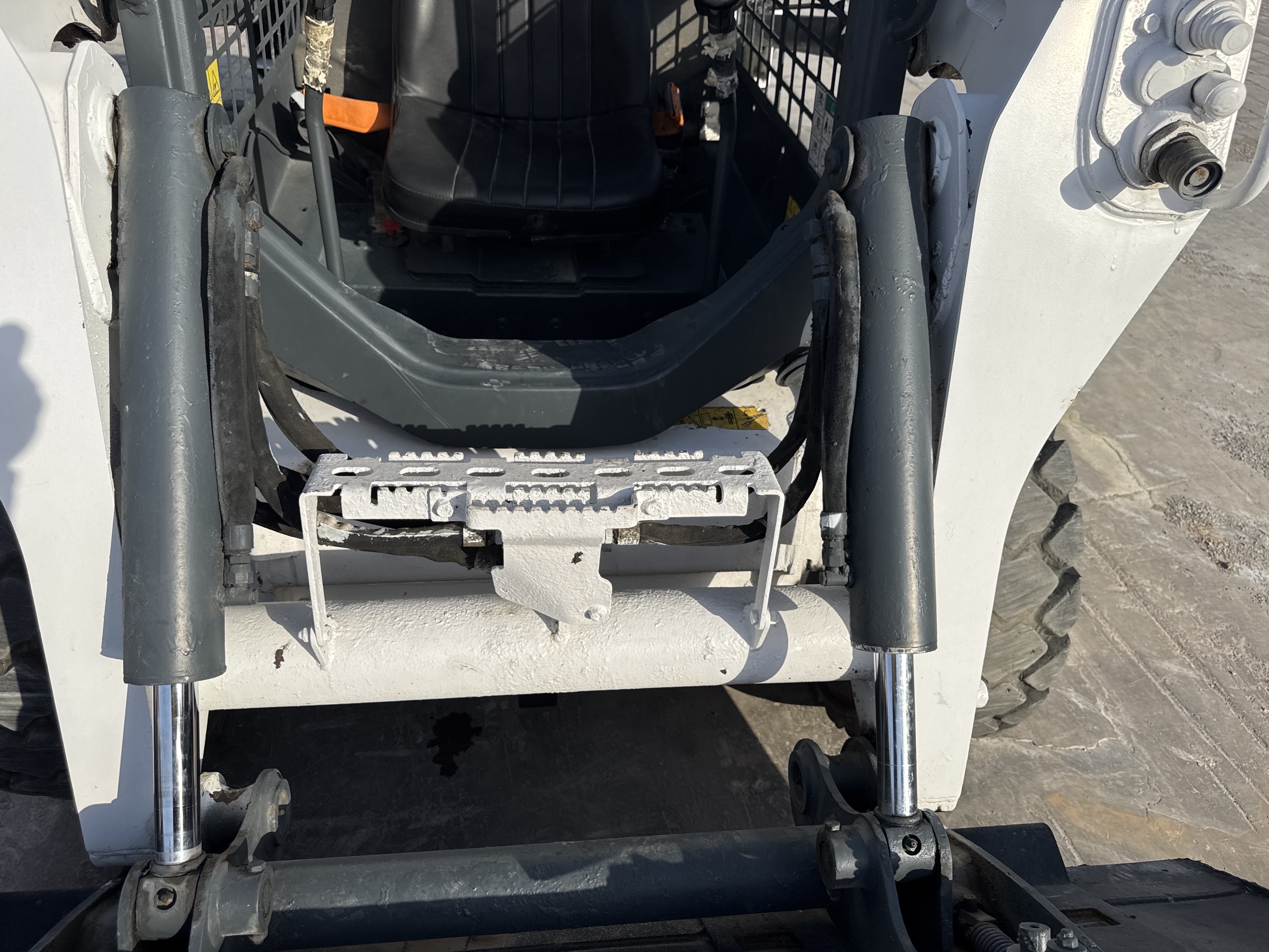 SSL-020-Bobcat-S510-Skid-steer-loaders-inspection-Hydraulics-Bucket-tilt-cylinders-1