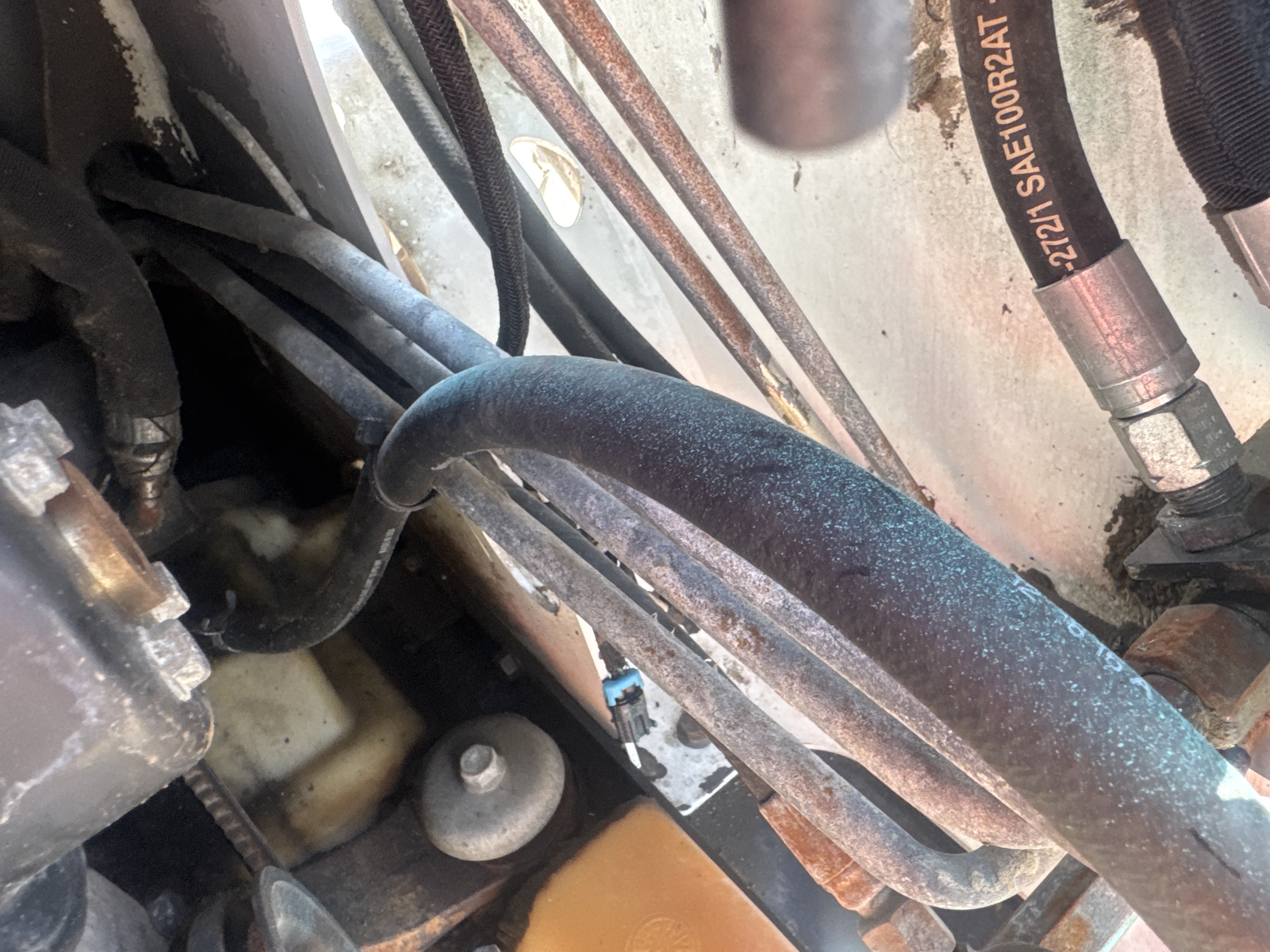 SSL-020-Bobcat-S510-Skid-steer-loaders-inspection-Engine-Hoses-1