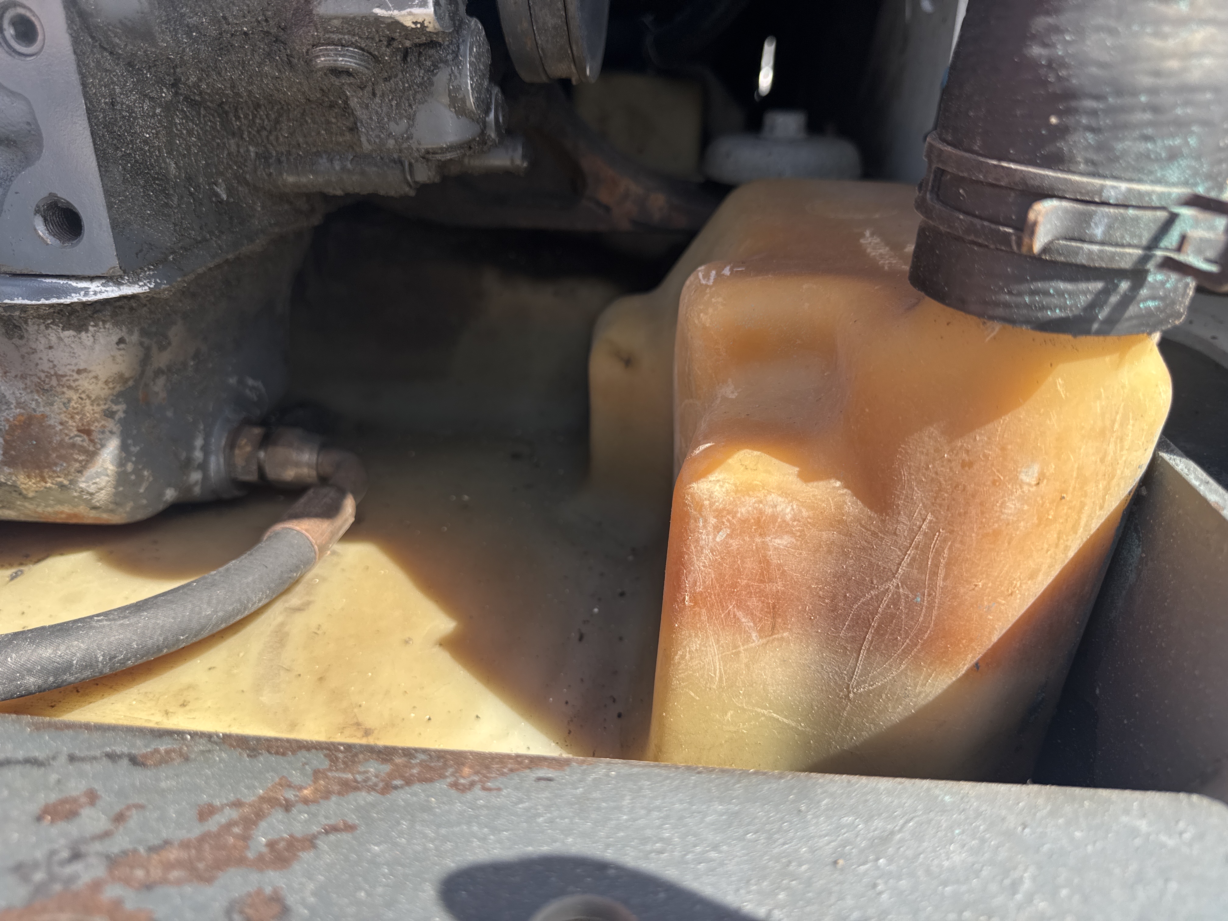 SSL-020-Bobcat-S510-Skid-steer-loaders-inspection-Engine-Fuel-tank-1