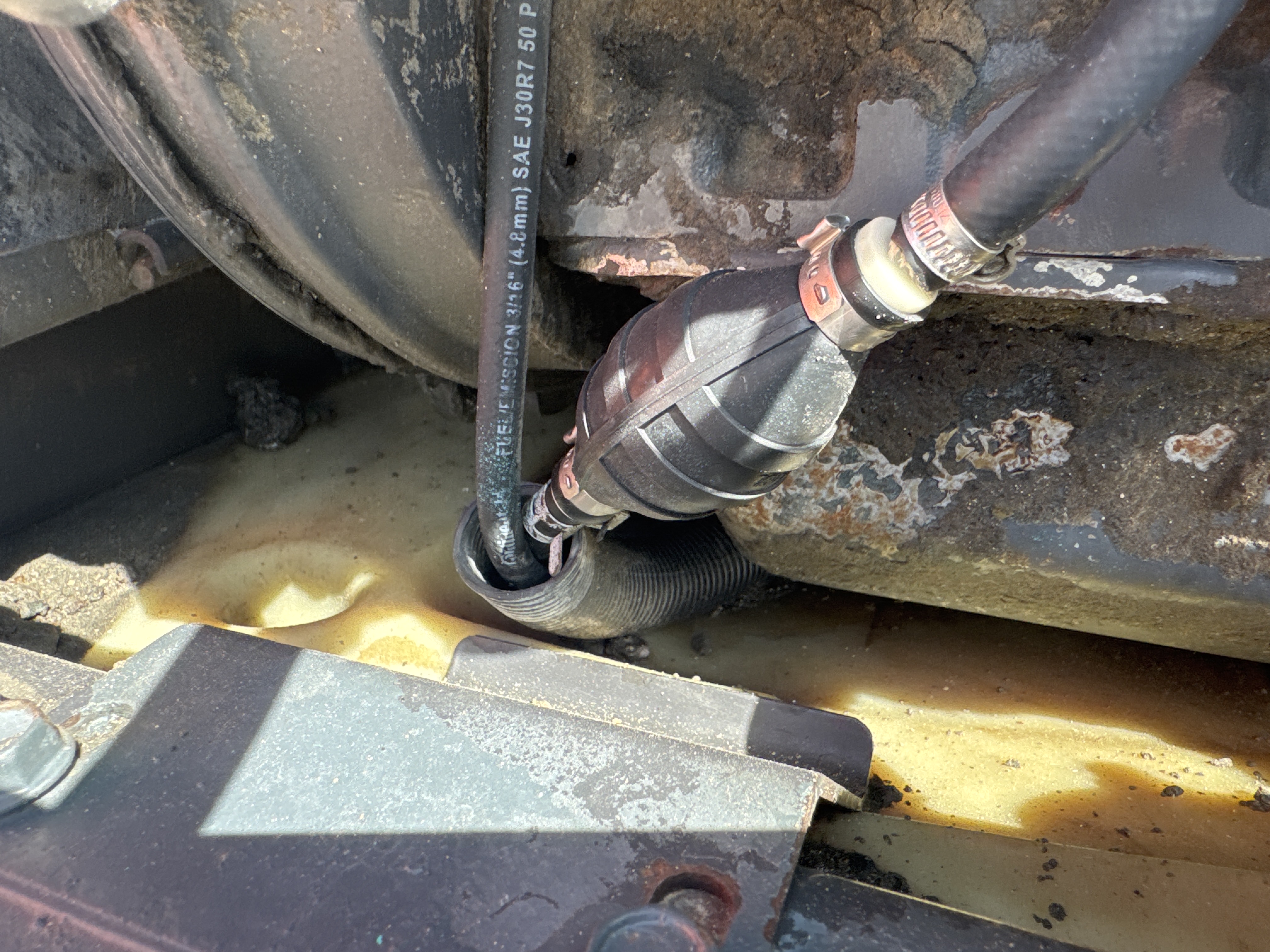 SSL-020-Bobcat-S510-Skid-steer-loaders-inspection-Engine-Fuel-tank-1