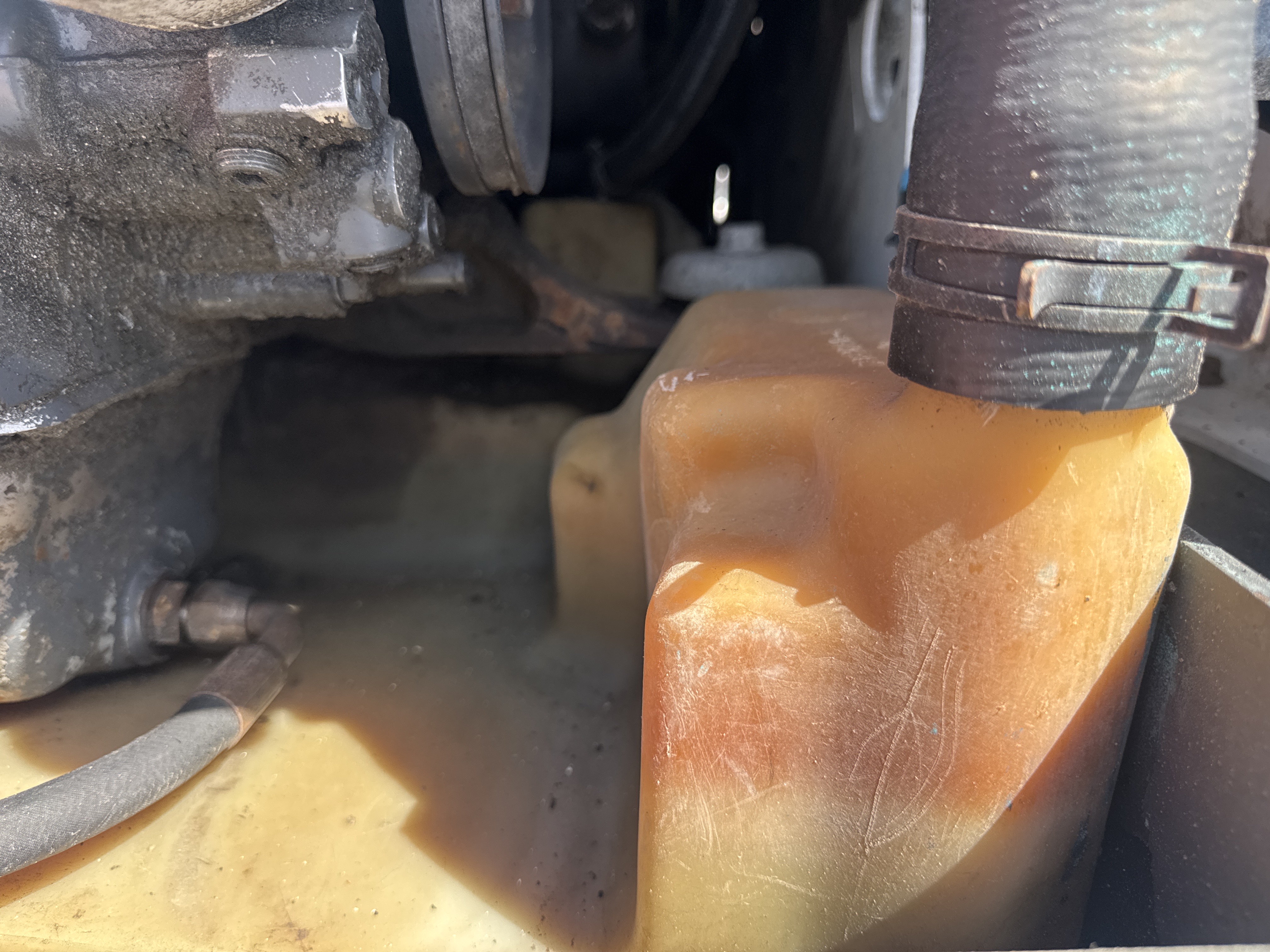 SSL-020-Bobcat-S510-Skid-steer-loaders-inspection-Engine-Fuel-leaks-1