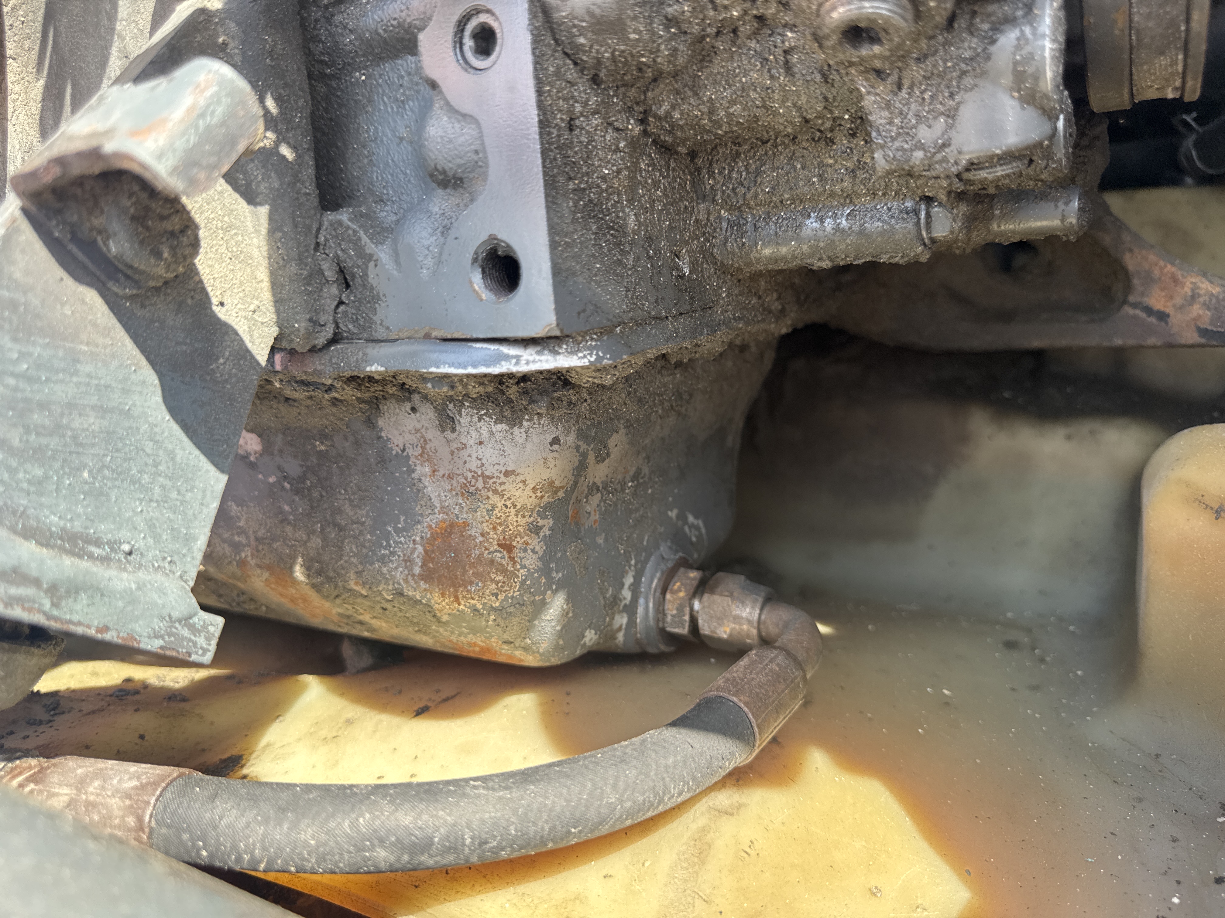 SSL-020-Bobcat-S510-Skid-steer-loaders-inspection-Engine-Engine-oil-leaks-1