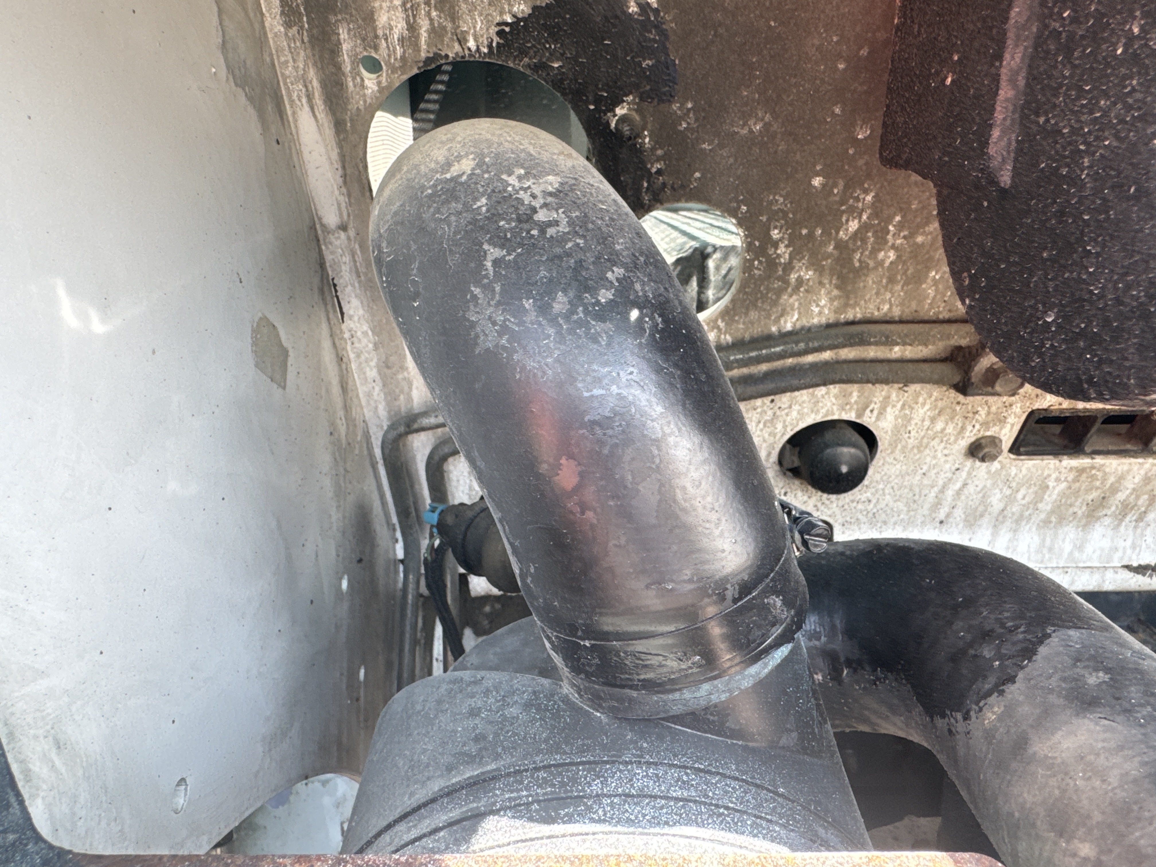 SSL-020-Bobcat-S510-Skid-steer-loaders-inspection-Engine-Air-intake-system-1