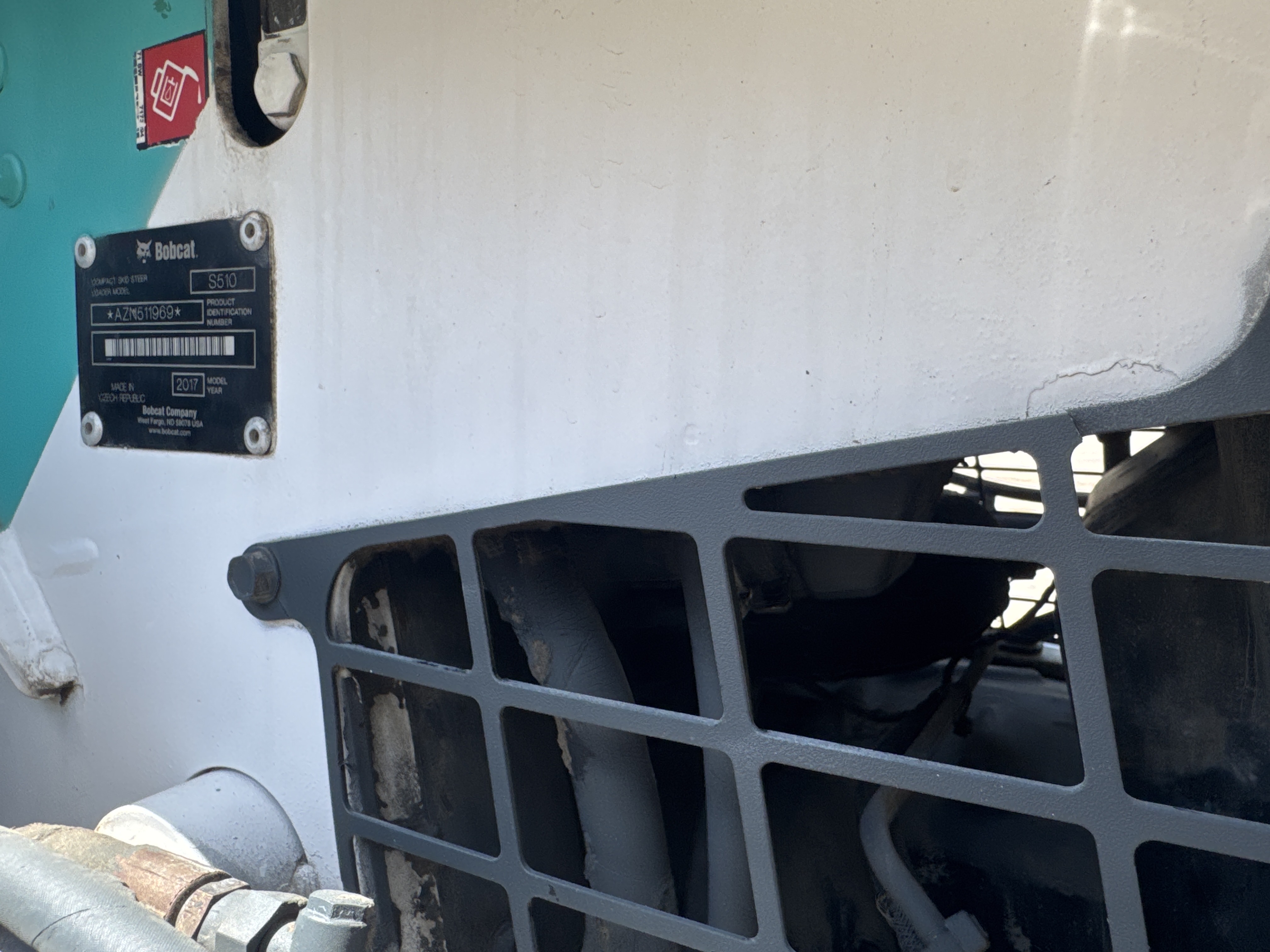 SSL-020-Bobcat-S510-Skid-steer-loaders-inspection-Hydraulics-Hydraulic-Tank-1