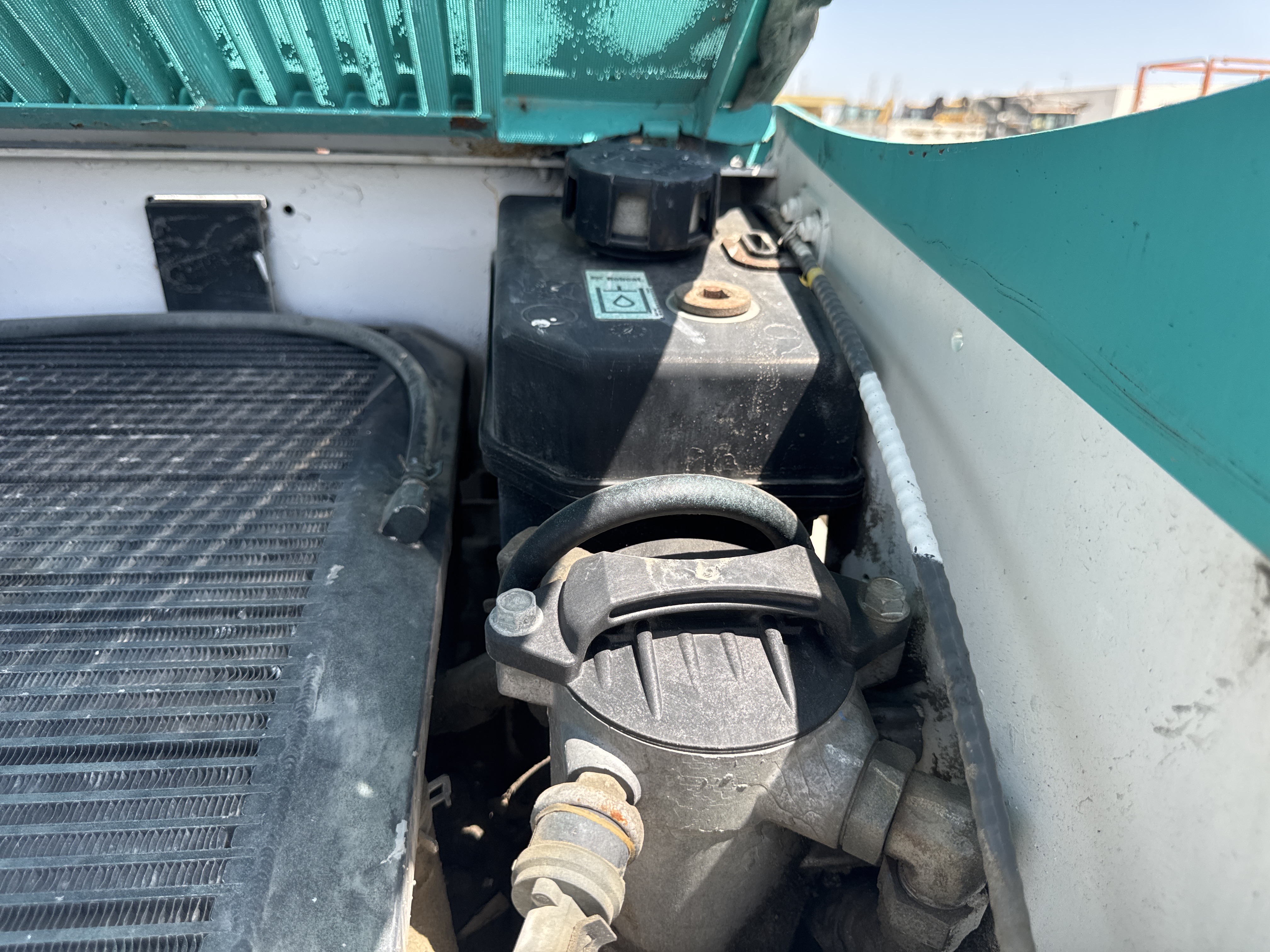 SSL-020-Bobcat-S510-Skid-steer-loaders-inspection-Hydraulics-Hydraulic-Tank-1