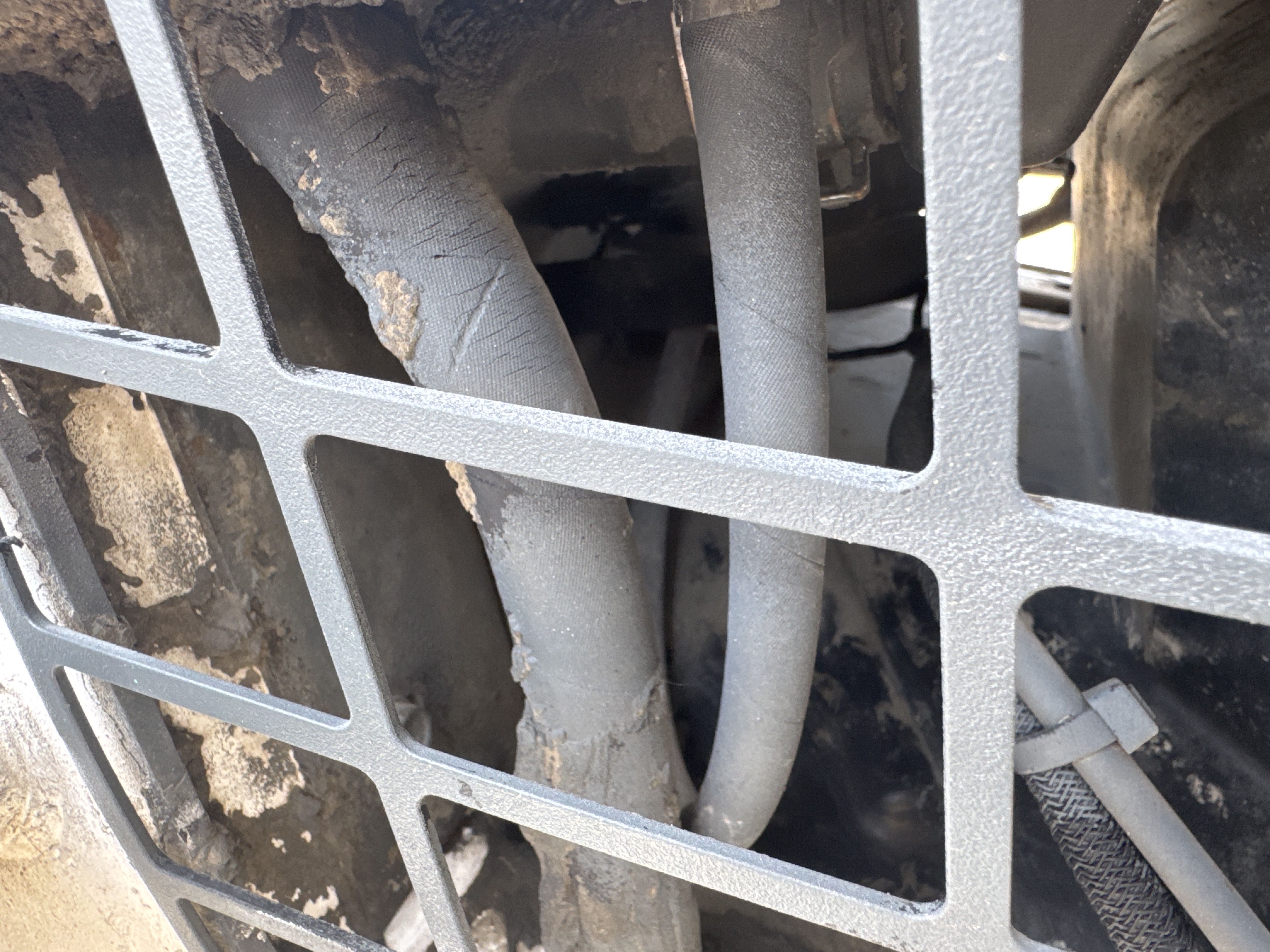 SSL-020-Bobcat-S510-Skid-steer-loaders-inspection-Hydraulics-Hydraulic-hoses-and-lines-1