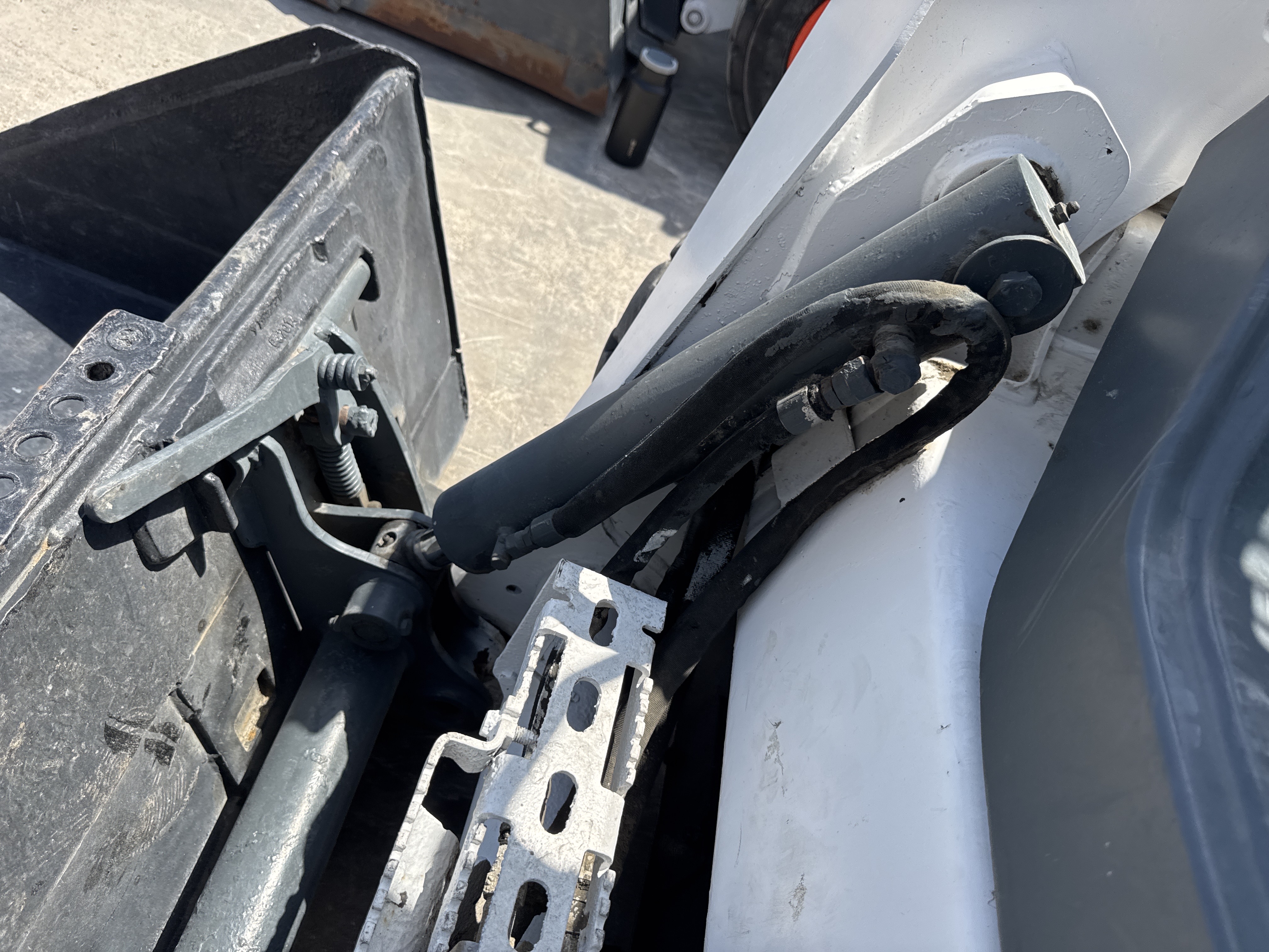 SSL-020-Bobcat-S510-Skid-steer-loaders-inspection-Hydraulics-Bucket-cylinder-1
