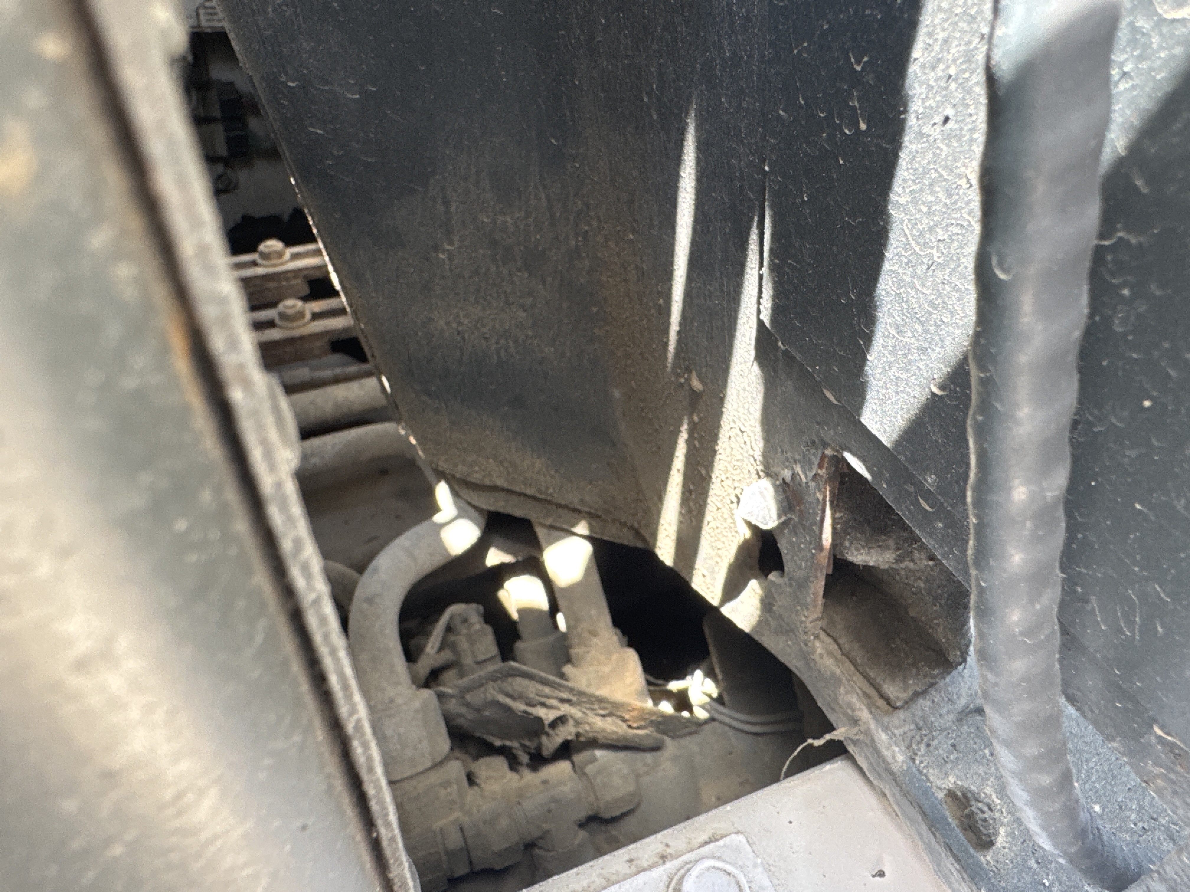 SSL-020-Bobcat-S510-Skid-steer-loaders-inspection-Hydraulics-Main-control-valve-(MCV)-1