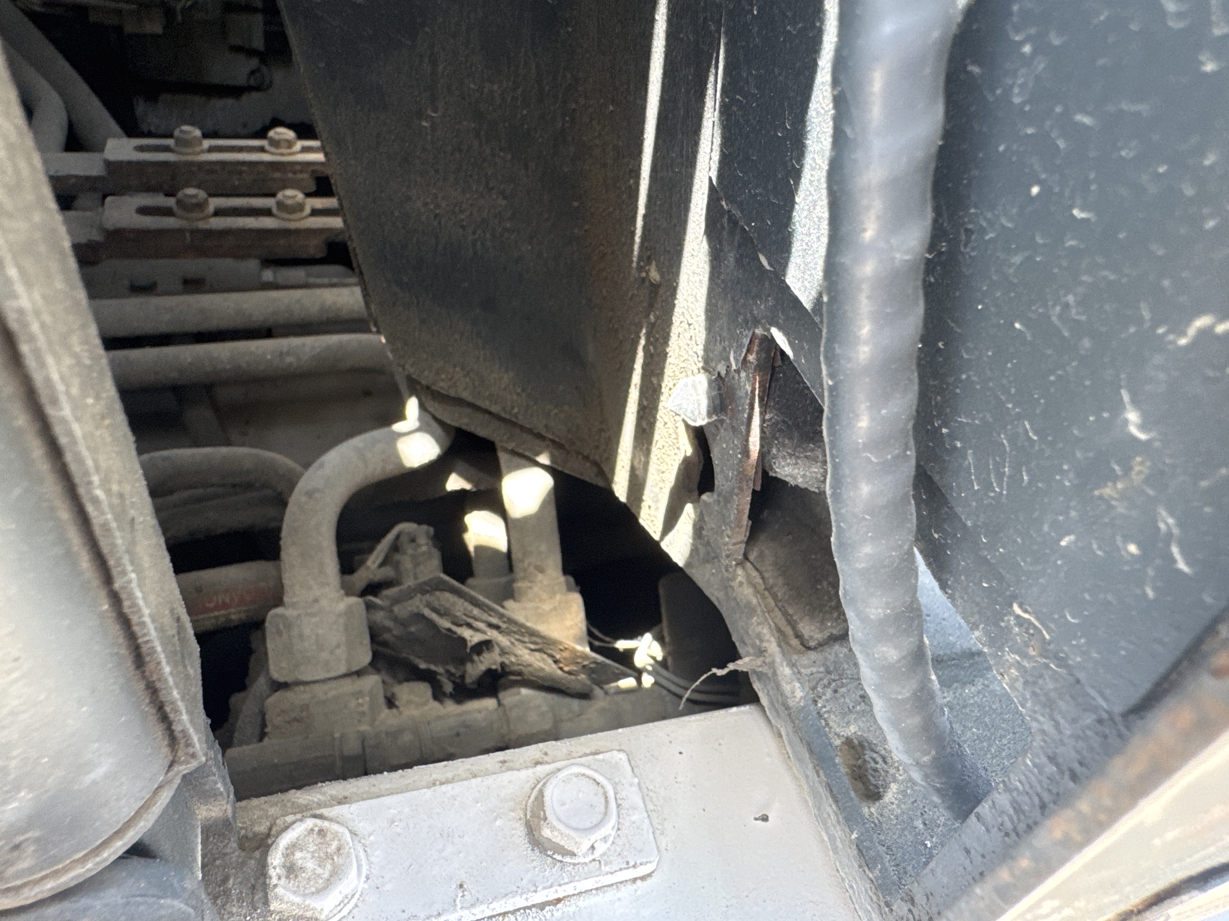 SSL-020-Bobcat-S510-Skid-steer-loaders-inspection-Hydraulics-Main-control-valve-(MCV)-1