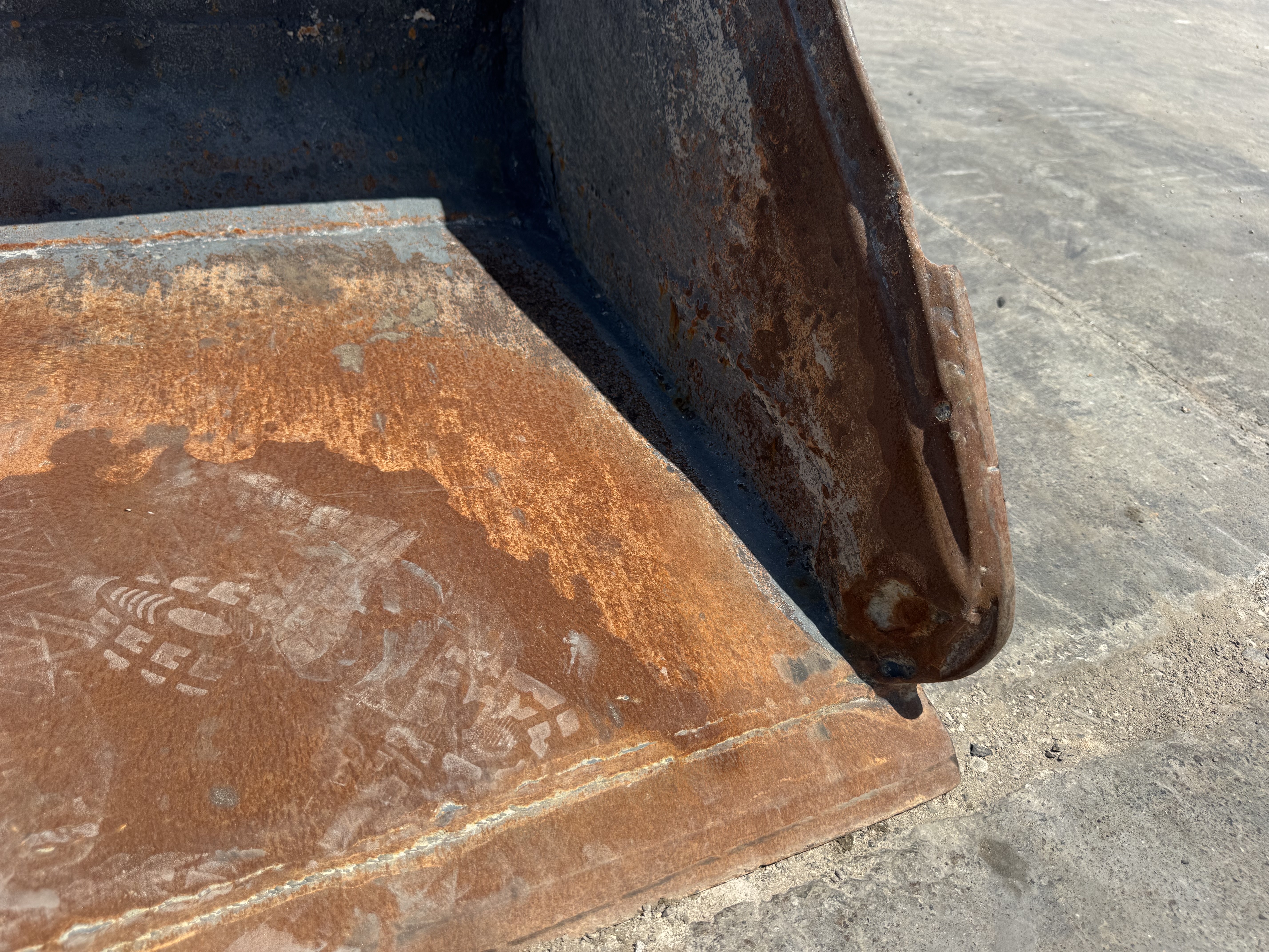 SSL-021-Bobcat-S510-Skid-steer-loaders-inspection-Attachment-Loader-bucket-condition-1