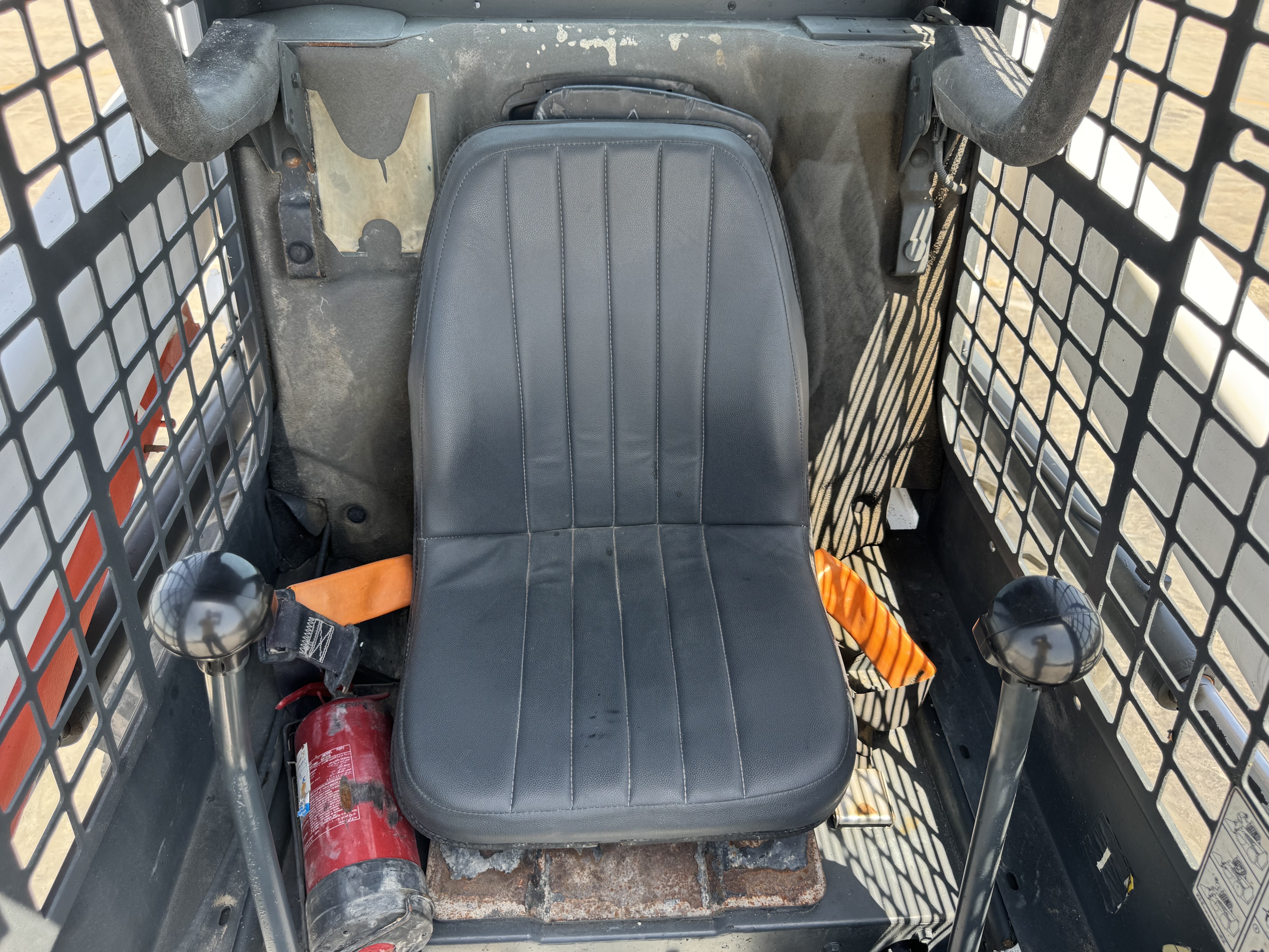 SSL-021-Bobcat-S510-Skid-steer-loaders-inspection-Cabin-Seats/armrests-1
