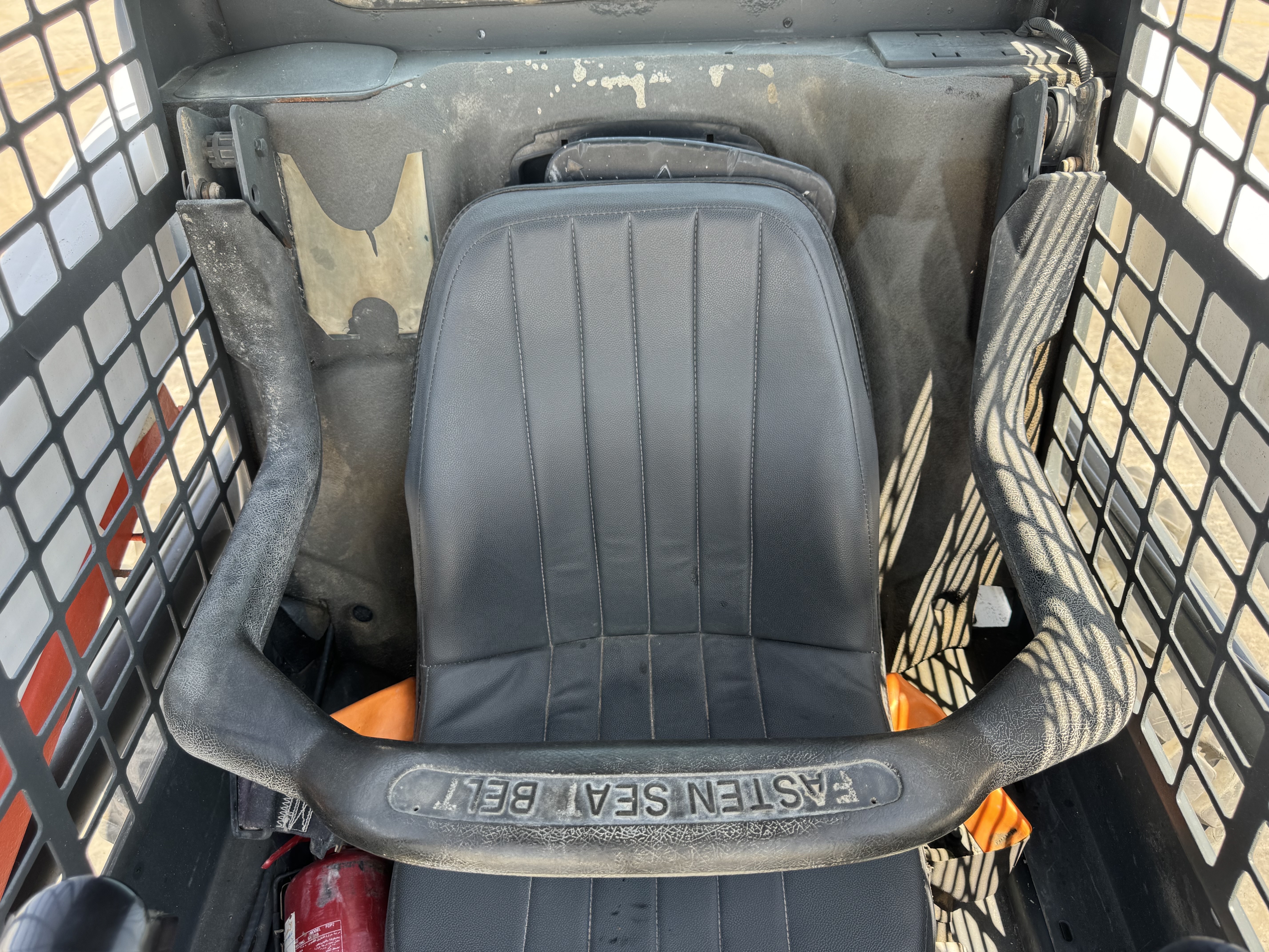 SSL-021-Bobcat-S510-Skid-steer-loaders-inspection-Cabin-Seats/armrests-1