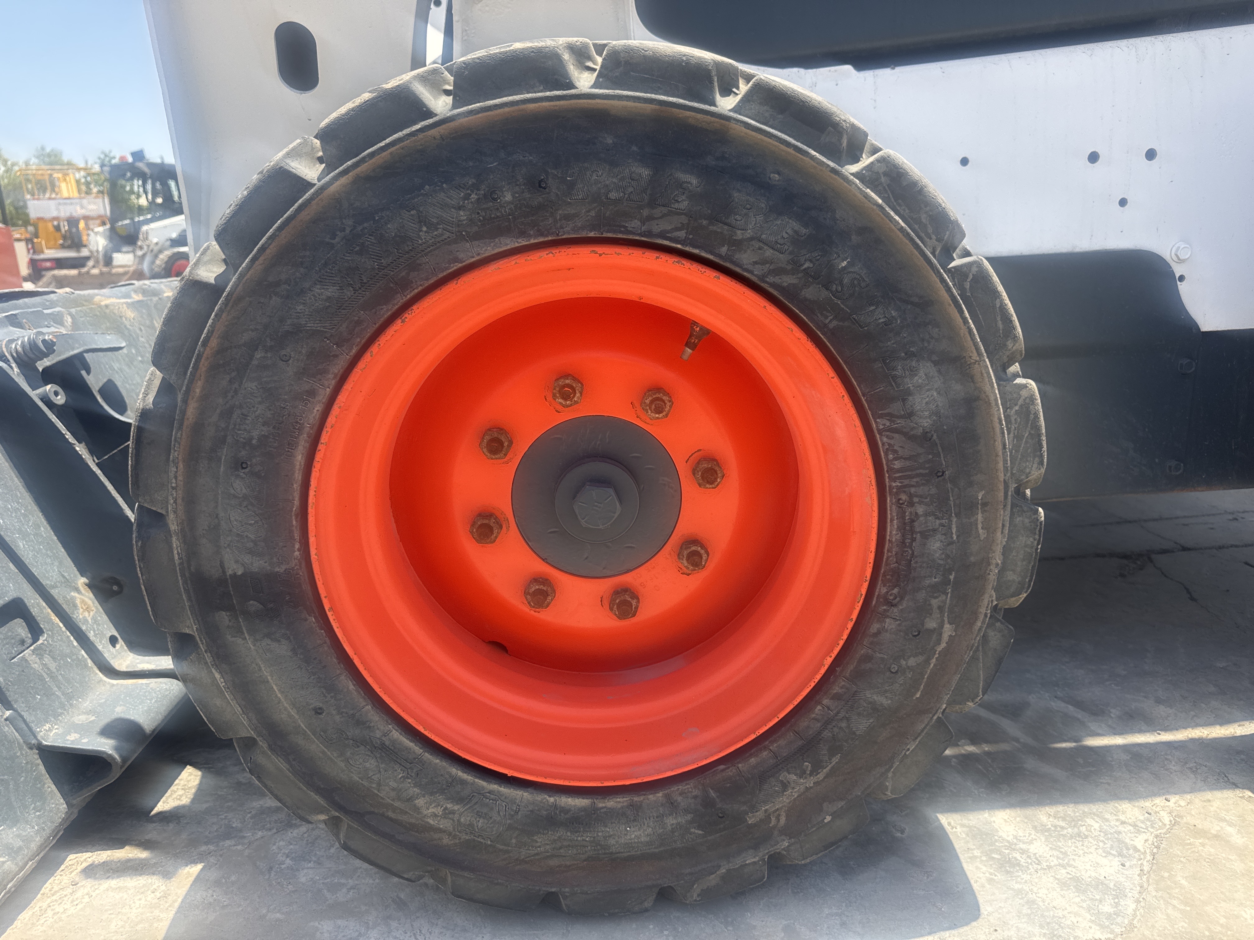 SSL-021-Bobcat-S510-Skid-steer-loaders-inspection-Chassis-Left-front-tire-/-wheel-hub---condition-1