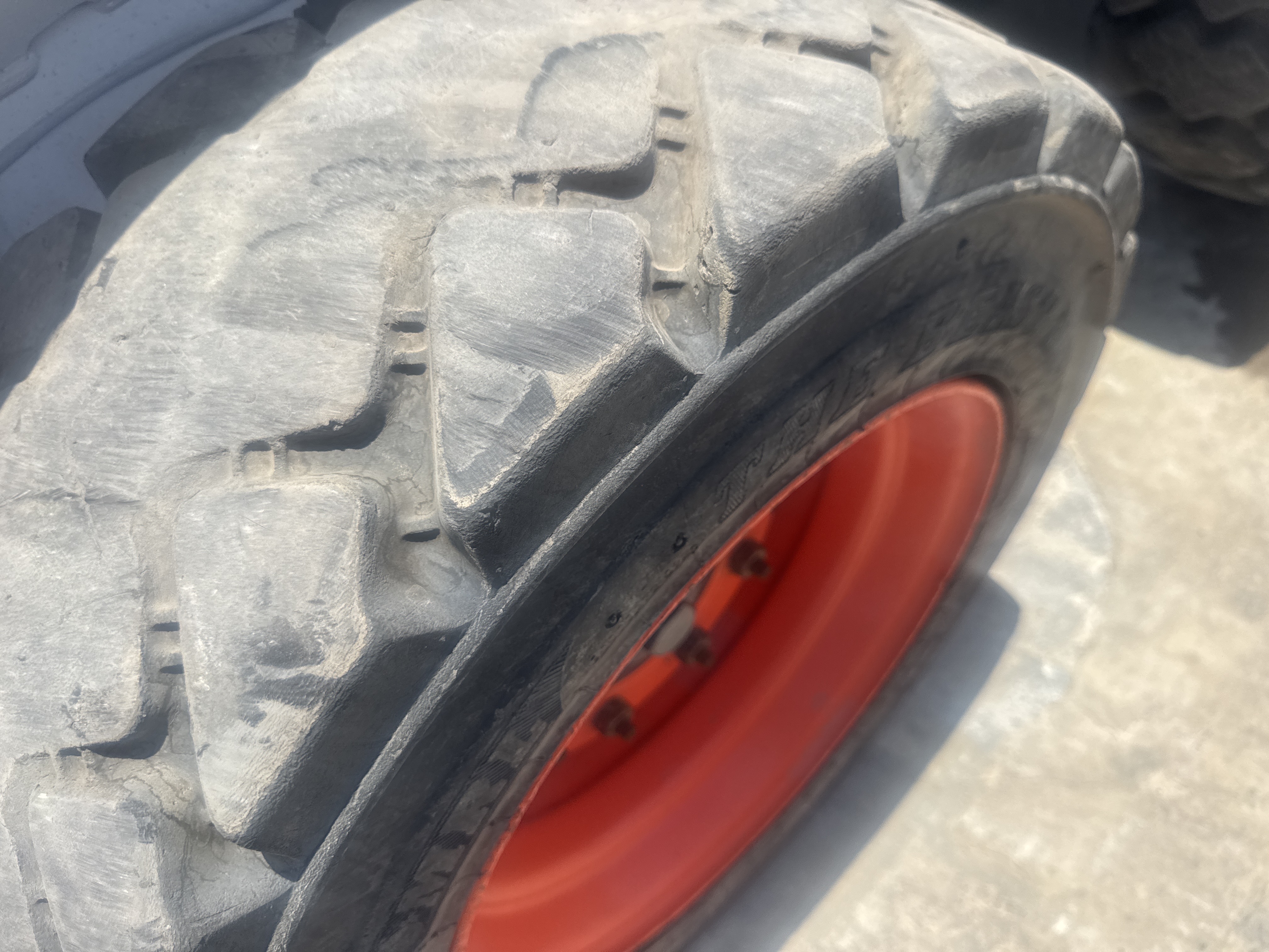 SSL-021-Bobcat-S510-Skid-steer-loaders-inspection-Chassis-Left-front-tire-/-wheel-hub---condition-1