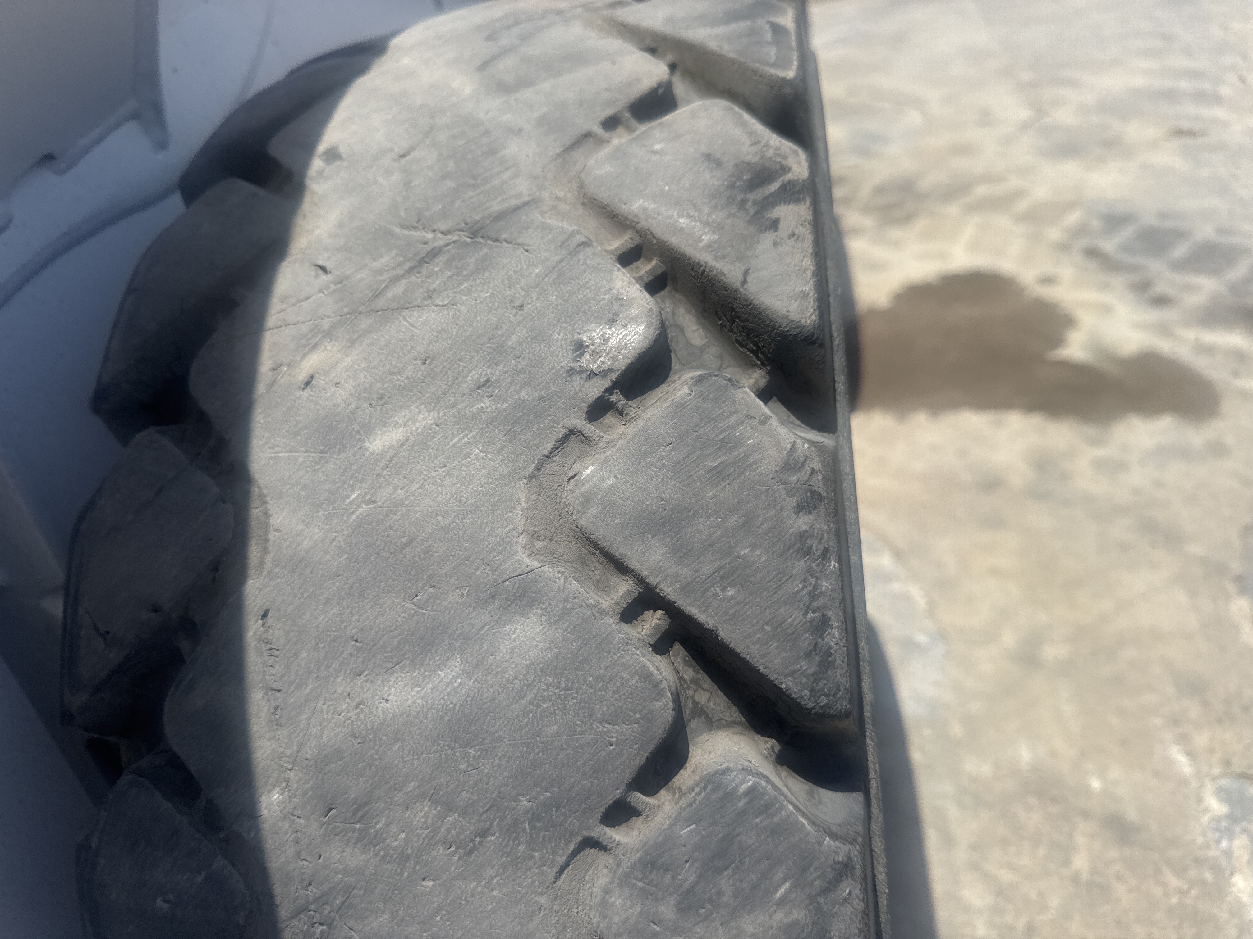 SSL-021-Bobcat-S510-Skid-steer-loaders-inspection-Chassis-Left-front-tire-/-wheel-hub---condition-1
