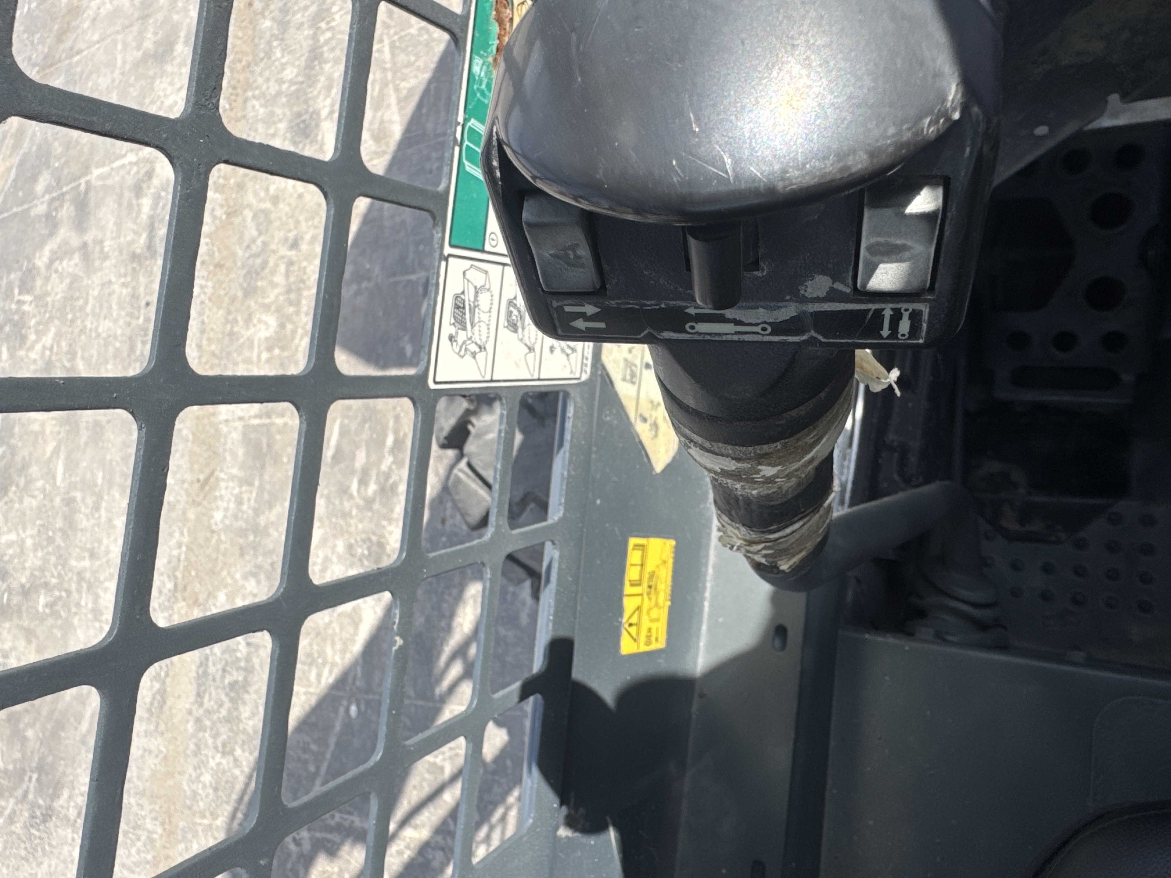 SSL-020-Bobcat-S510-Skid-steer-loaders-inspection-Cabin-Joysticks-1