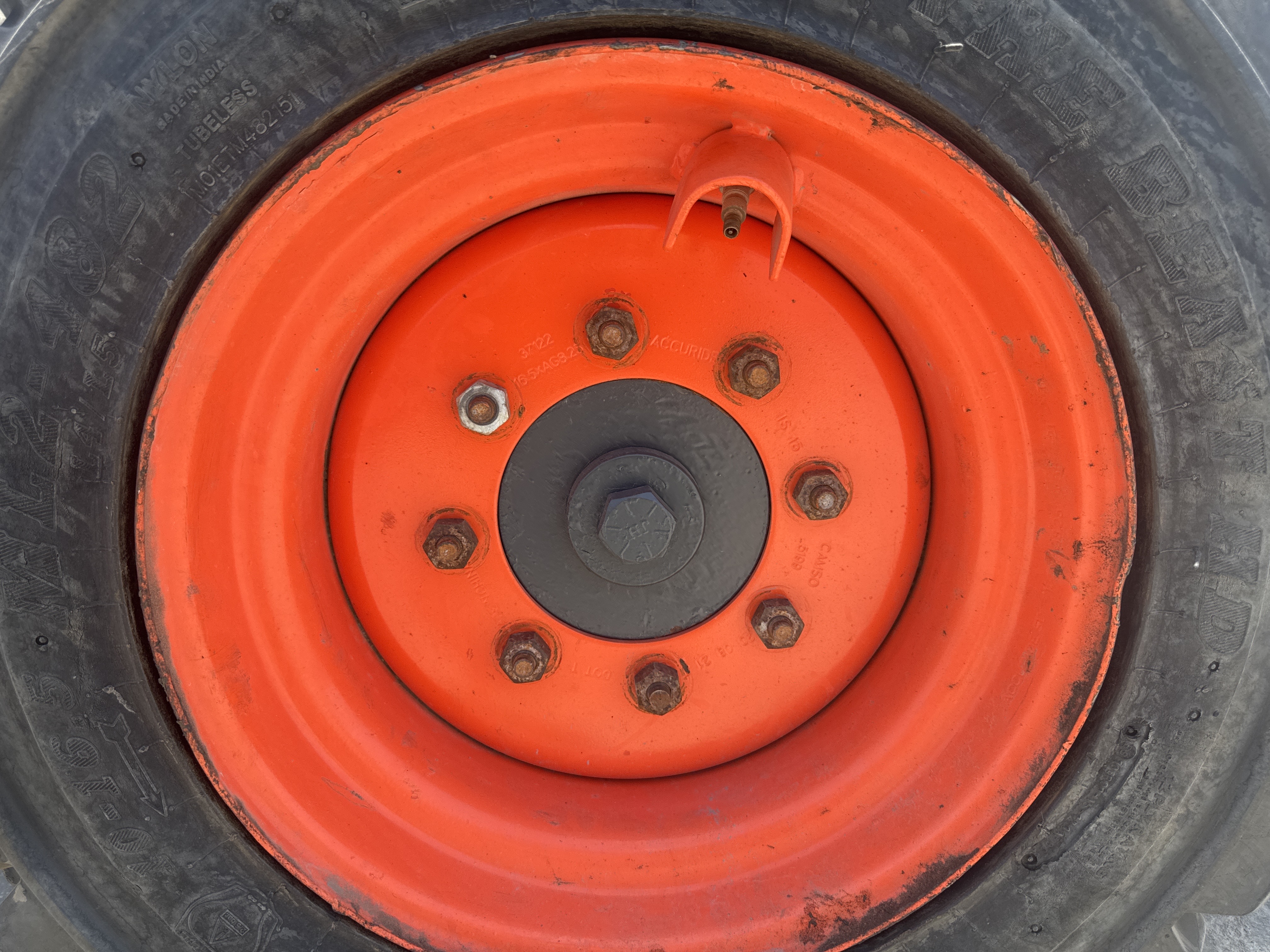 SSL-021-Bobcat-S510-Skid-steer-loaders-inspection-Chassis-Left-rear-tire-/-wheel-hub---condition-1