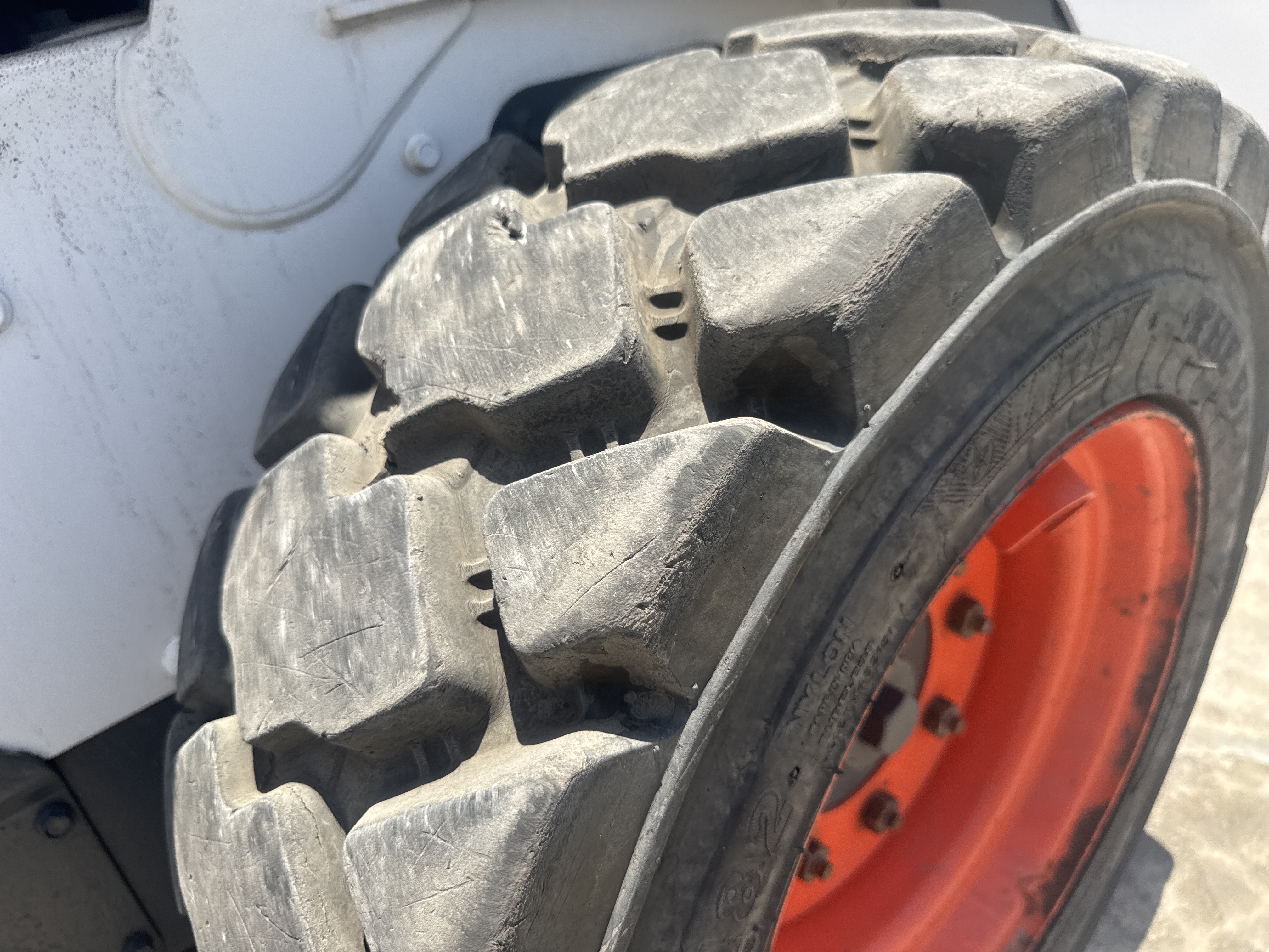 SSL-021-Bobcat-S510-Skid-steer-loaders-inspection-Chassis-Left-rear-tire-/-wheel-hub---condition-1