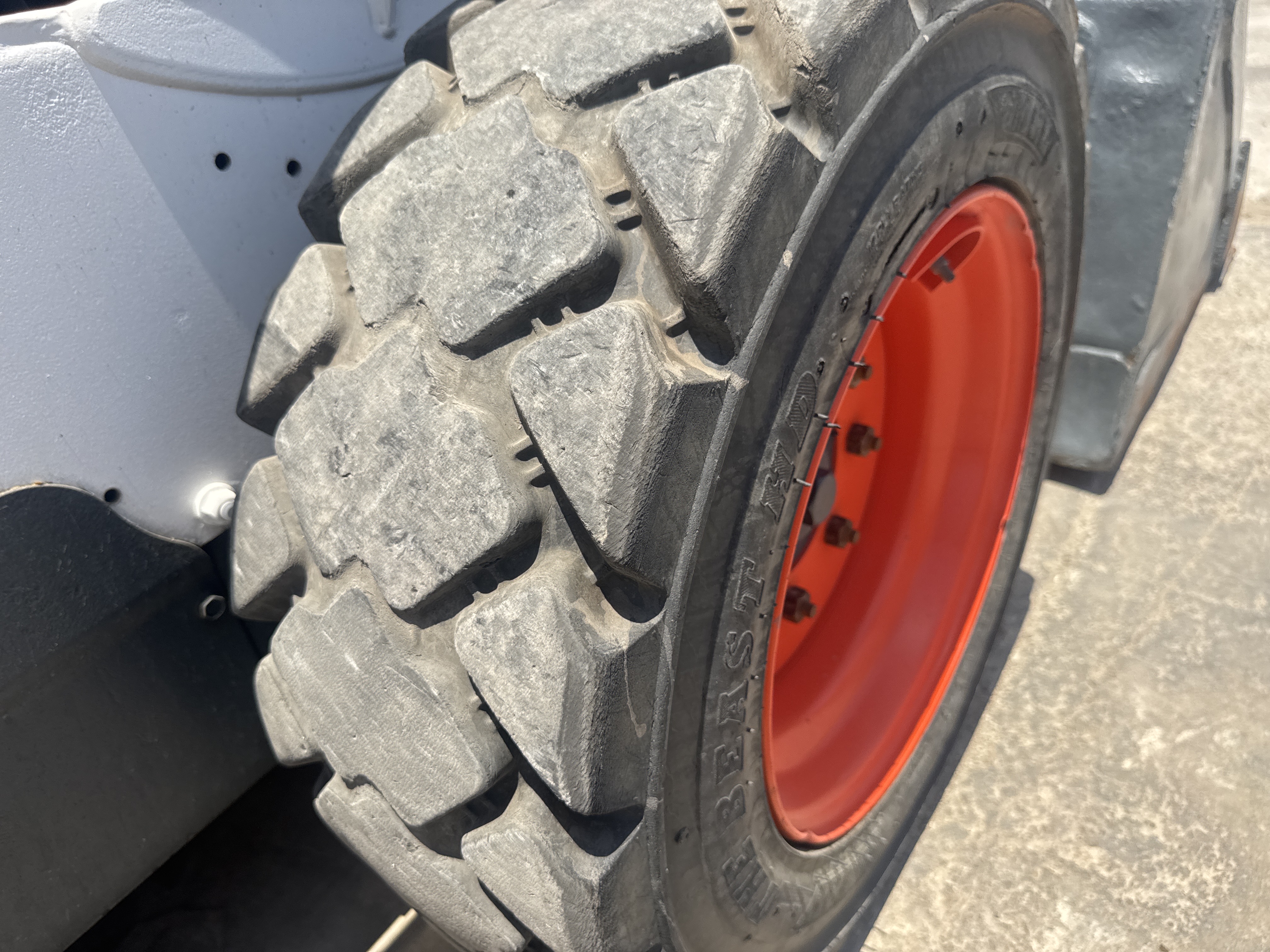 SSL-021-Bobcat-S510-Skid-steer-loaders-inspection-Chassis-Right-front-tire-/-wheel-hub---condition-1